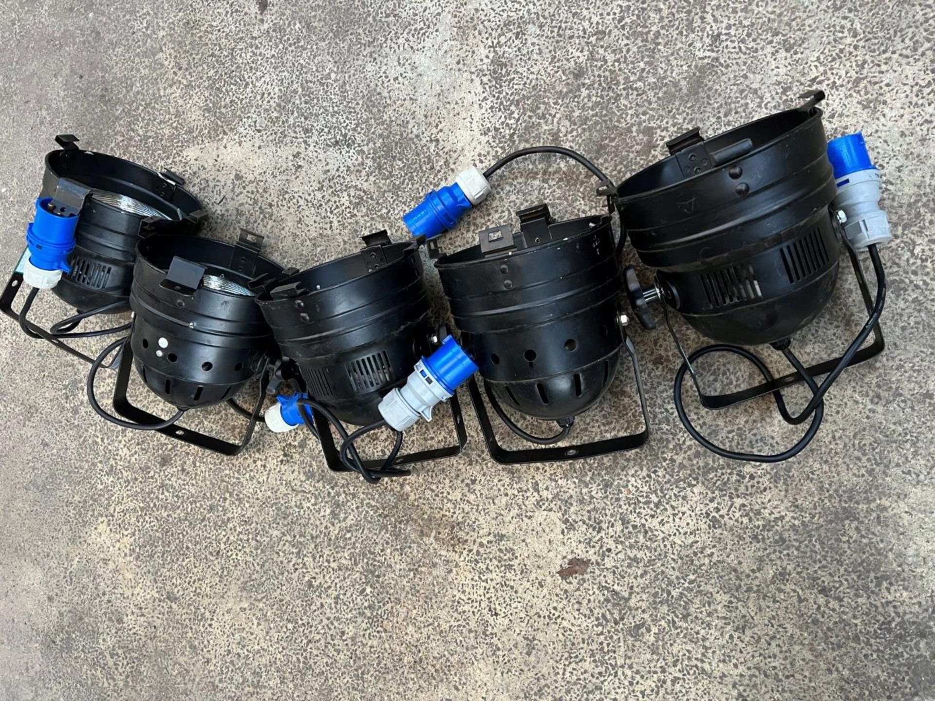 5 no PAR 56 300 watt spot lights with 16 amp lead, with two new bulbs. This lot is subject to VAT - Image 4 of 4