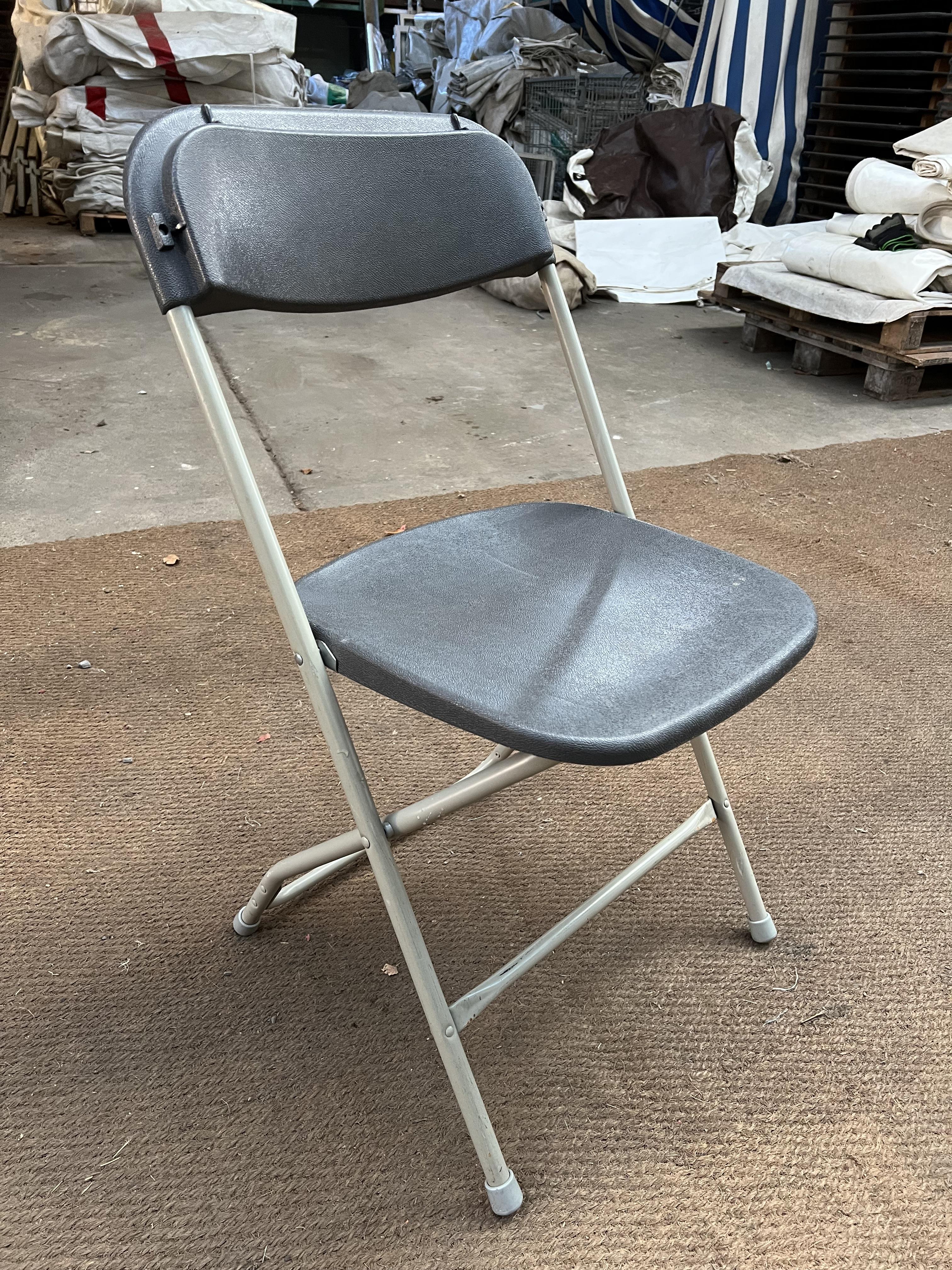 100 Samsonite folding chairs, charcoal. This lot is subject to VAT.