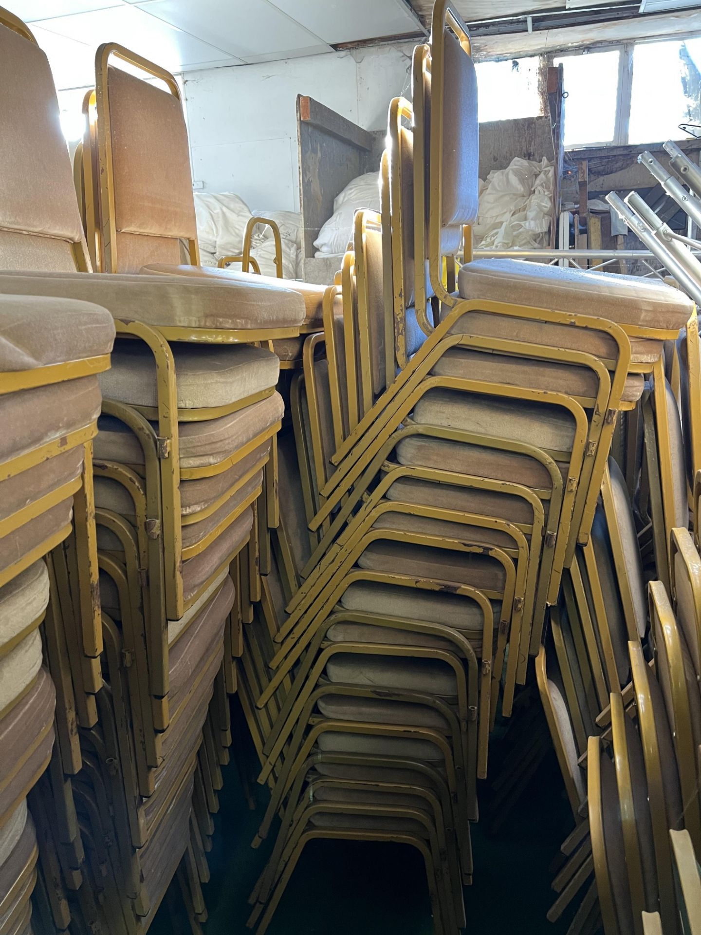 Approx 100 banquet chairs with beige seat and back. This lot is subject to VAT - Bild 4 aus 5