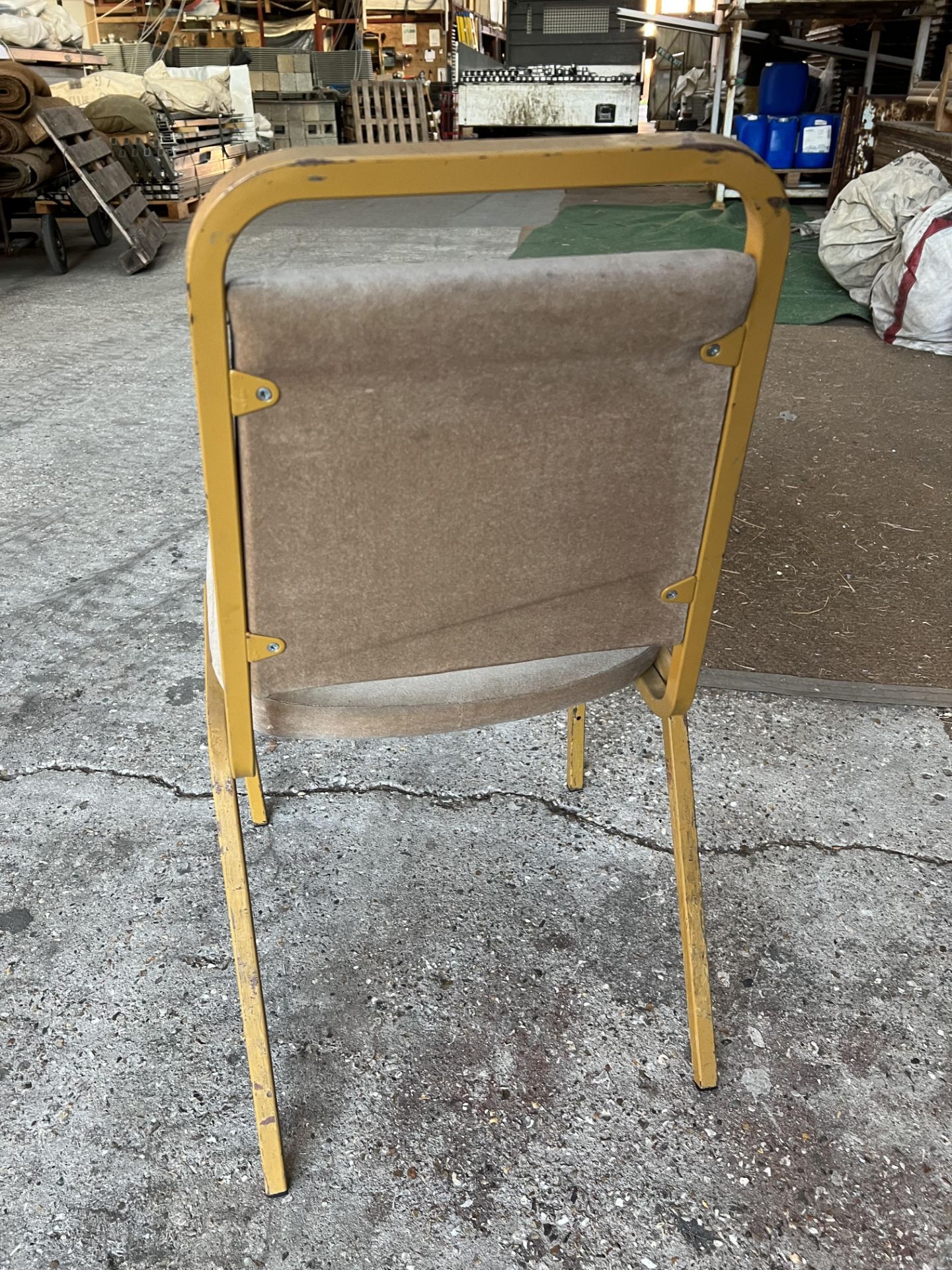 Approx 100 banquet chairs with beige seat and back. This lot is subject to VAT - Image 2 of 5