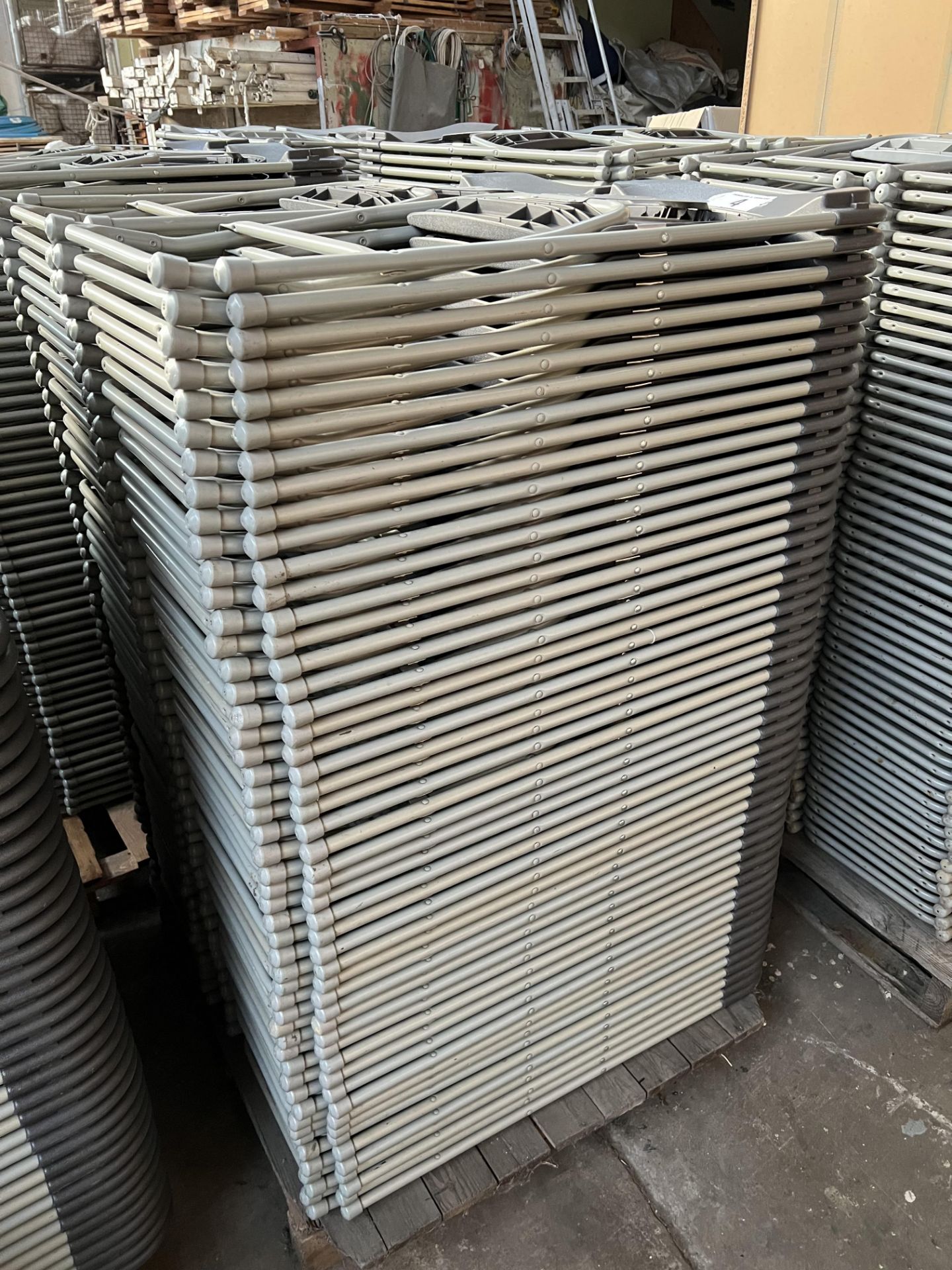 100 Samsonite folding chairs, charcoal. This lot is subject to VAT. - Bild 2 aus 2