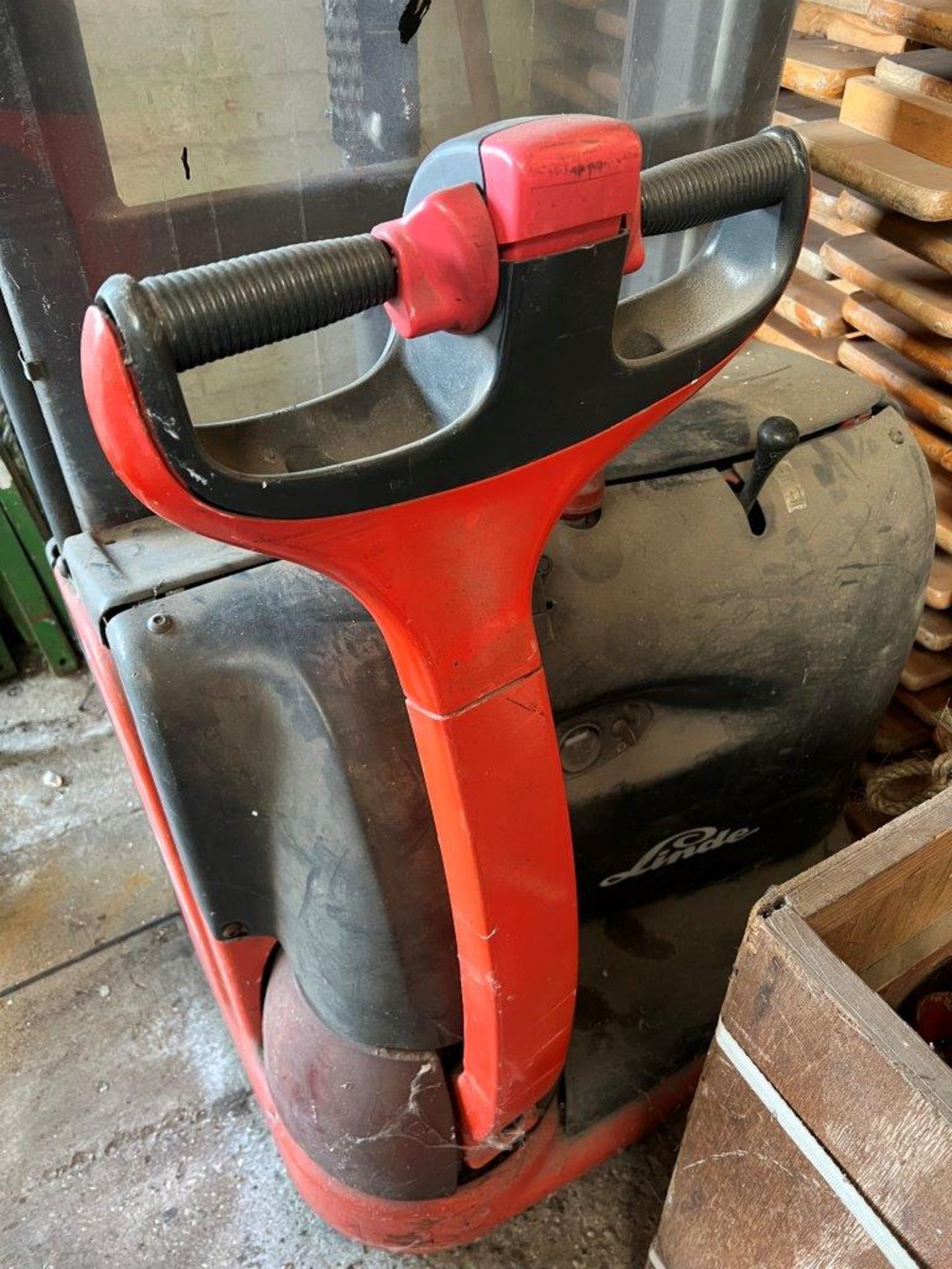 Linde type L12 electric high lift pallet truck - needs new batteries. This lot is subject to VAT - Image 4 of 5