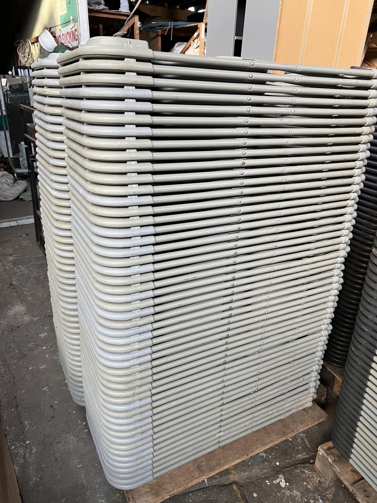 100 Samsonite folding chairs, light grey. This lot is subject to VAT. - Bild 2 aus 2