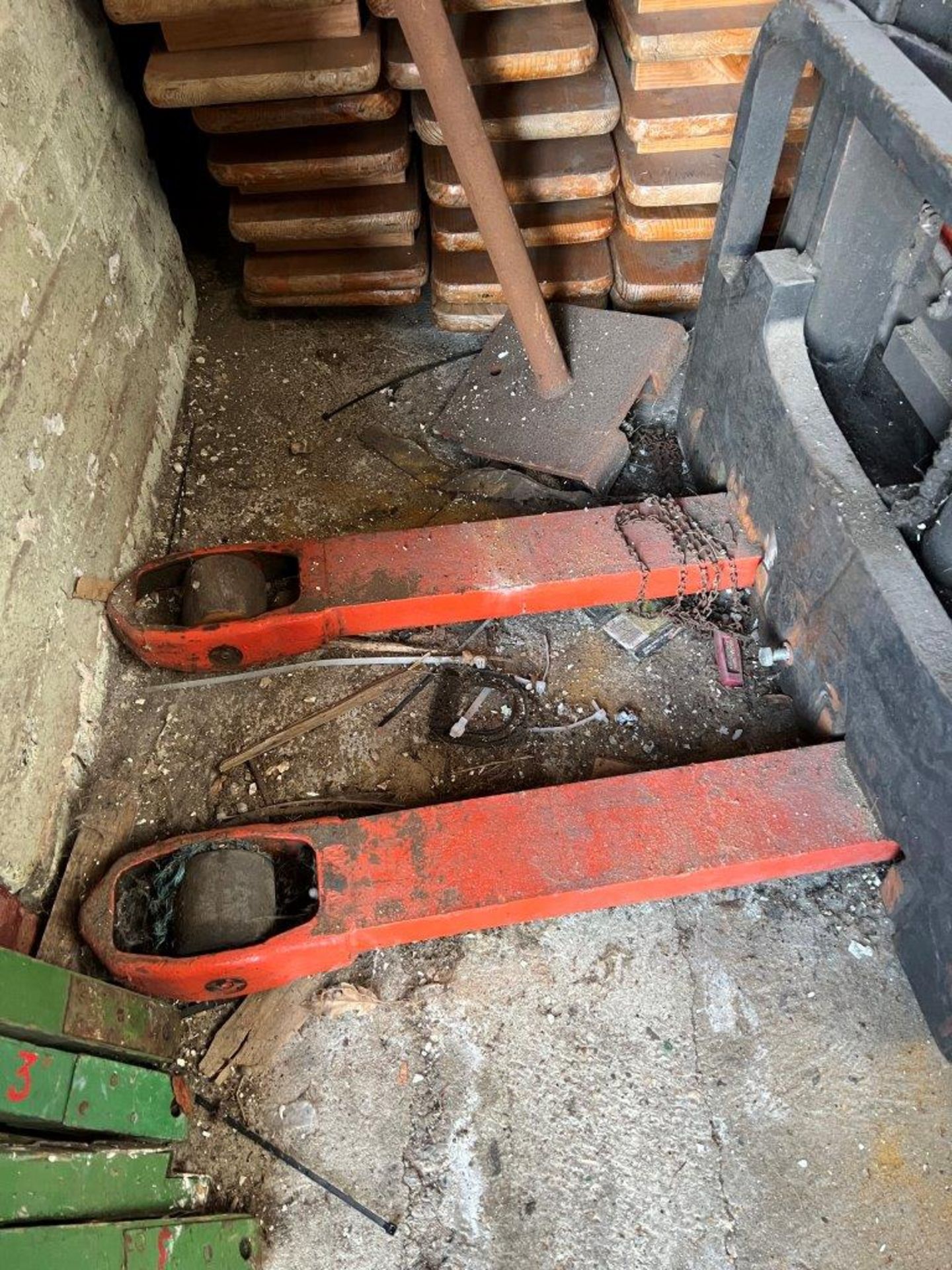 Linde type L12 electric high lift pallet truck - needs new batteries. This lot is subject to VAT - Image 2 of 5