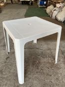 50 square white resin tables 70 x 70 x 71 (h)