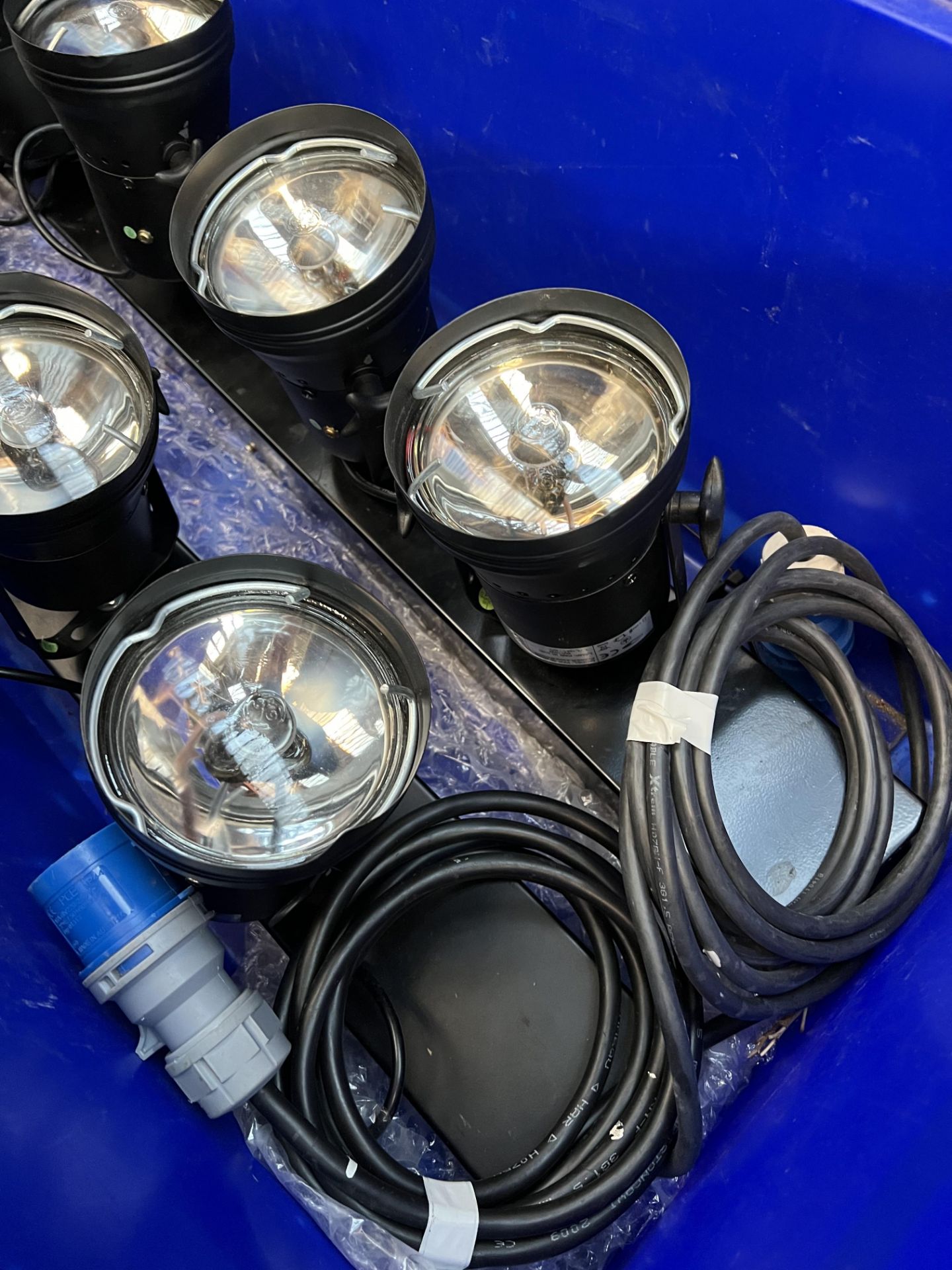 Two 4 way low voltage spot lights with 16 amp lead; with two new bulbs. This lot is subject to VAT - Image 2 of 3