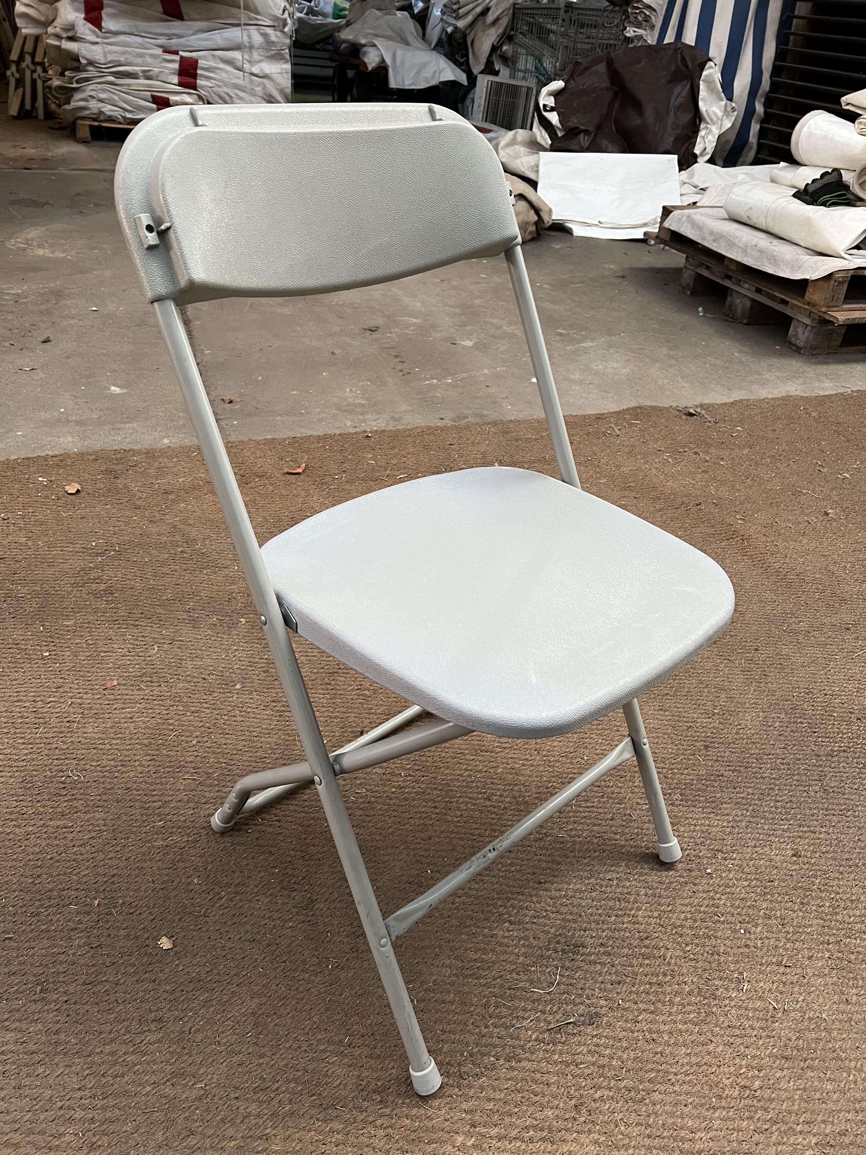 100 Samsonite folding chairs, light grey. This lot is subject to VAT.