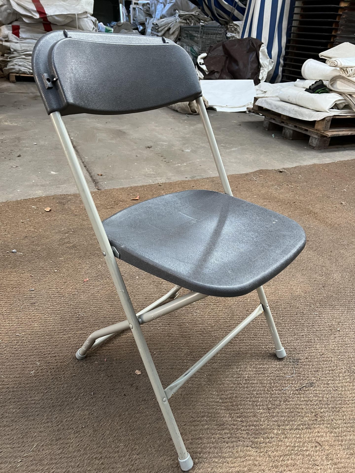 100 Samsonite folding chairs, charcoal. This lot is subject to VAT.