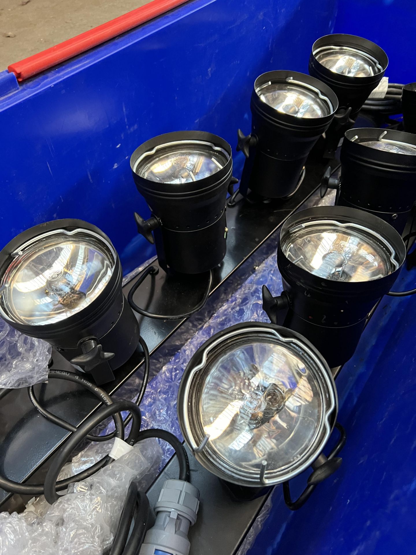 Two 4 way low voltage spot lights with 16 amp lead; with two new bulbs. This lot is subject to VAT - Image 3 of 3