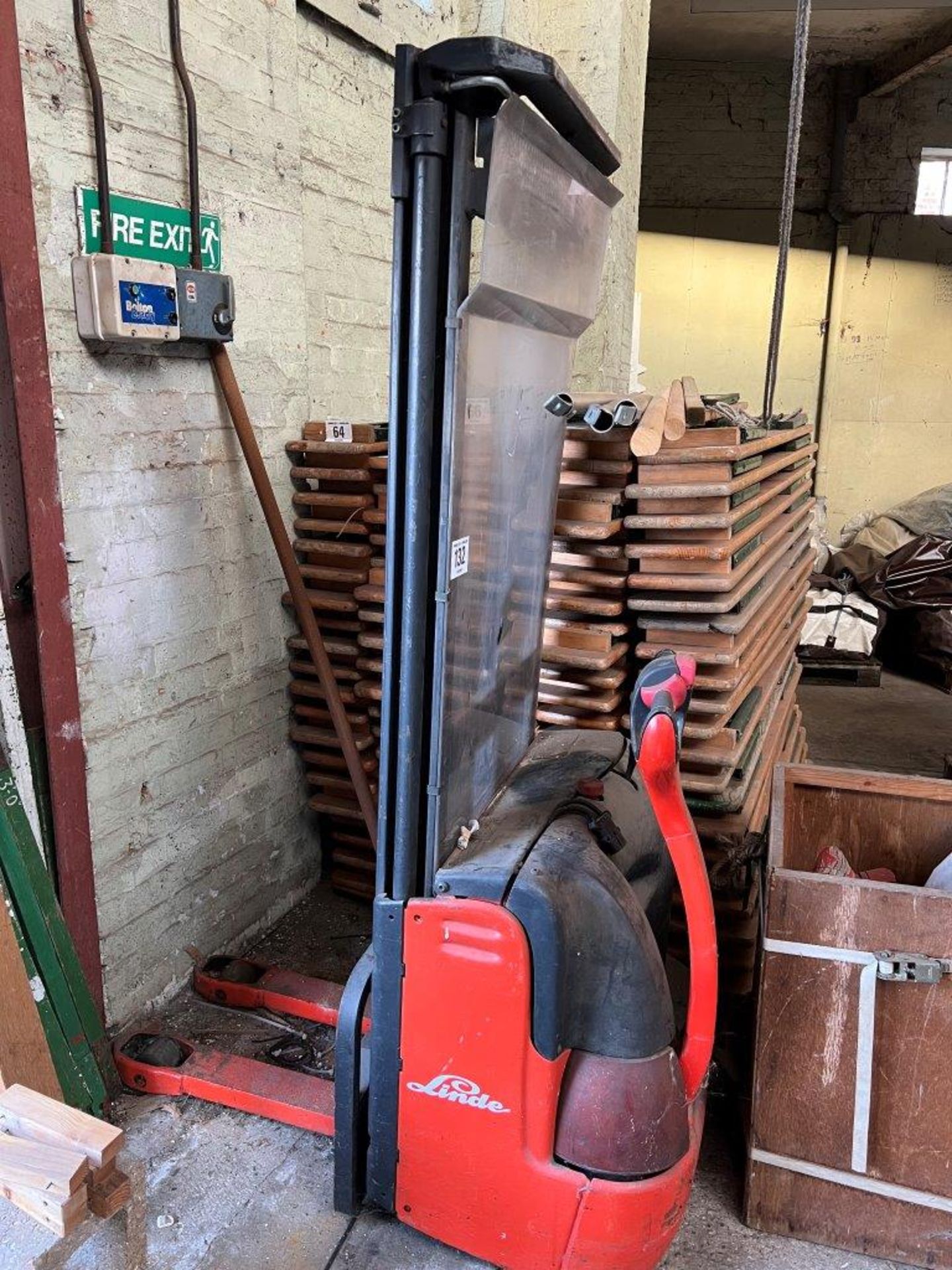 Linde type L12 electric high lift pallet truck - needs new batteries. This lot is subject to VAT