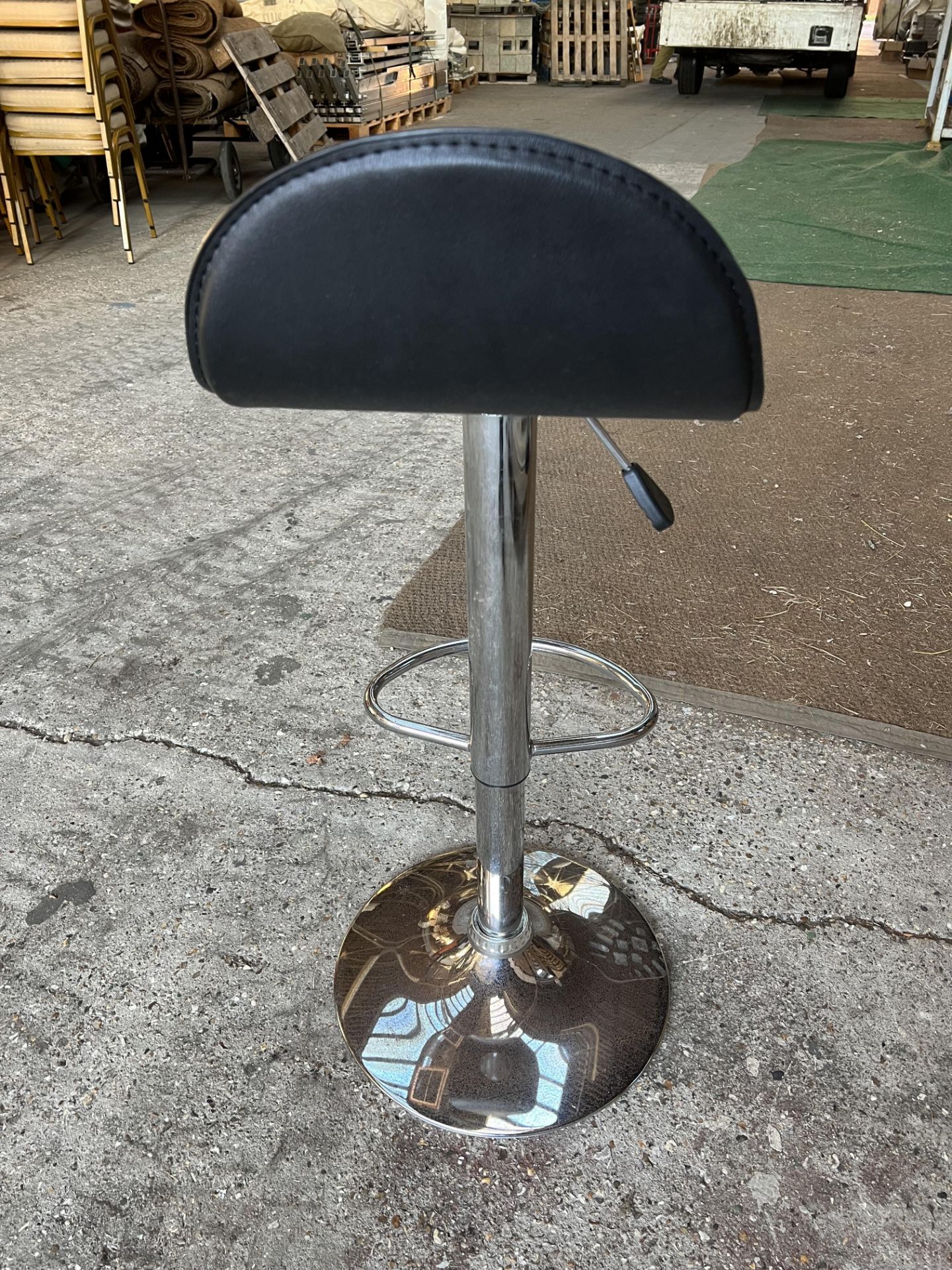 35 chrome bar stools with black seat. This lot is subject to VAT - Image 2 of 4