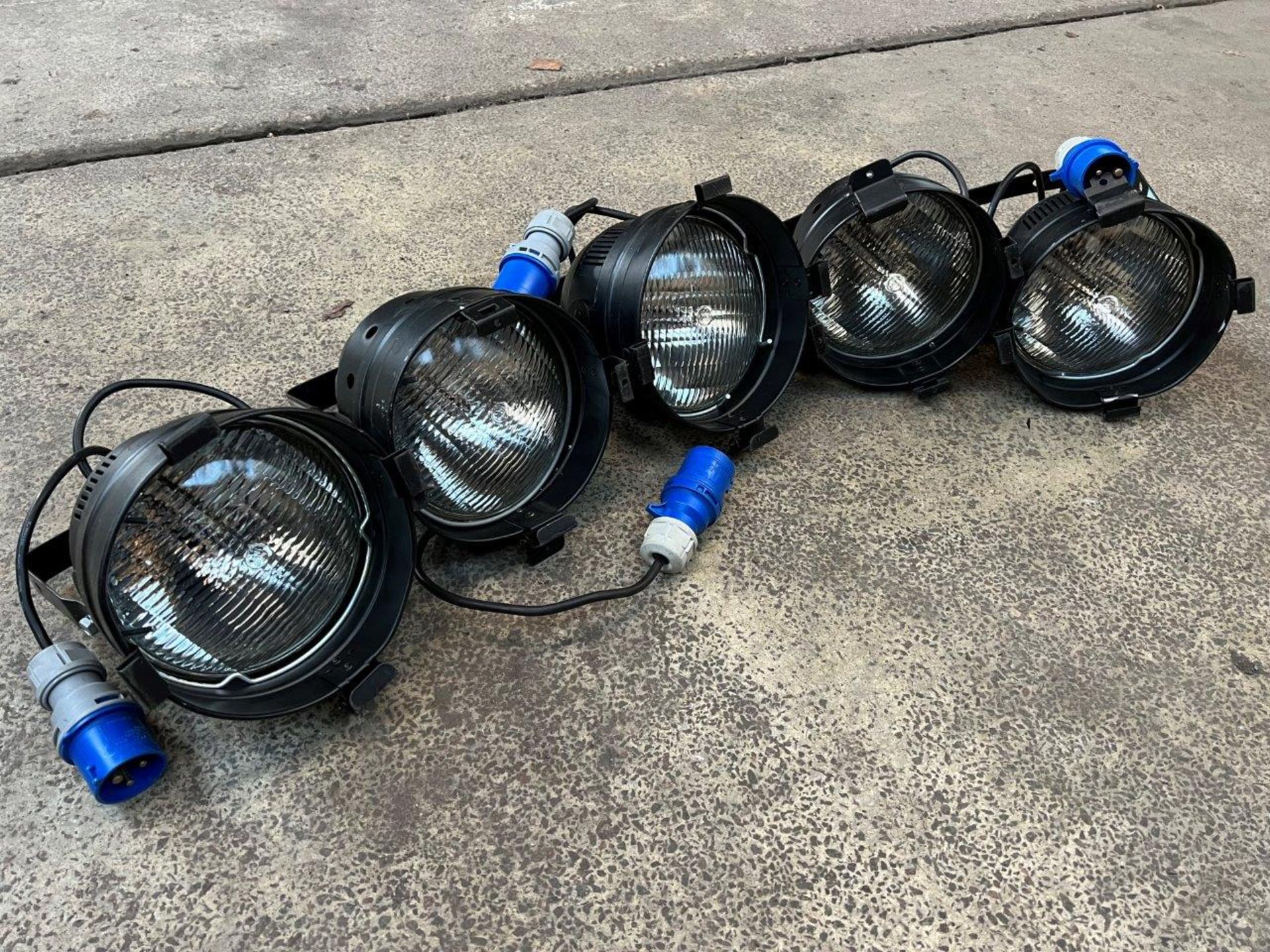 5 no PAR 56 300 watt spot lights with 16 amp lead, with two new bulbs. This lot is subject to VAT
