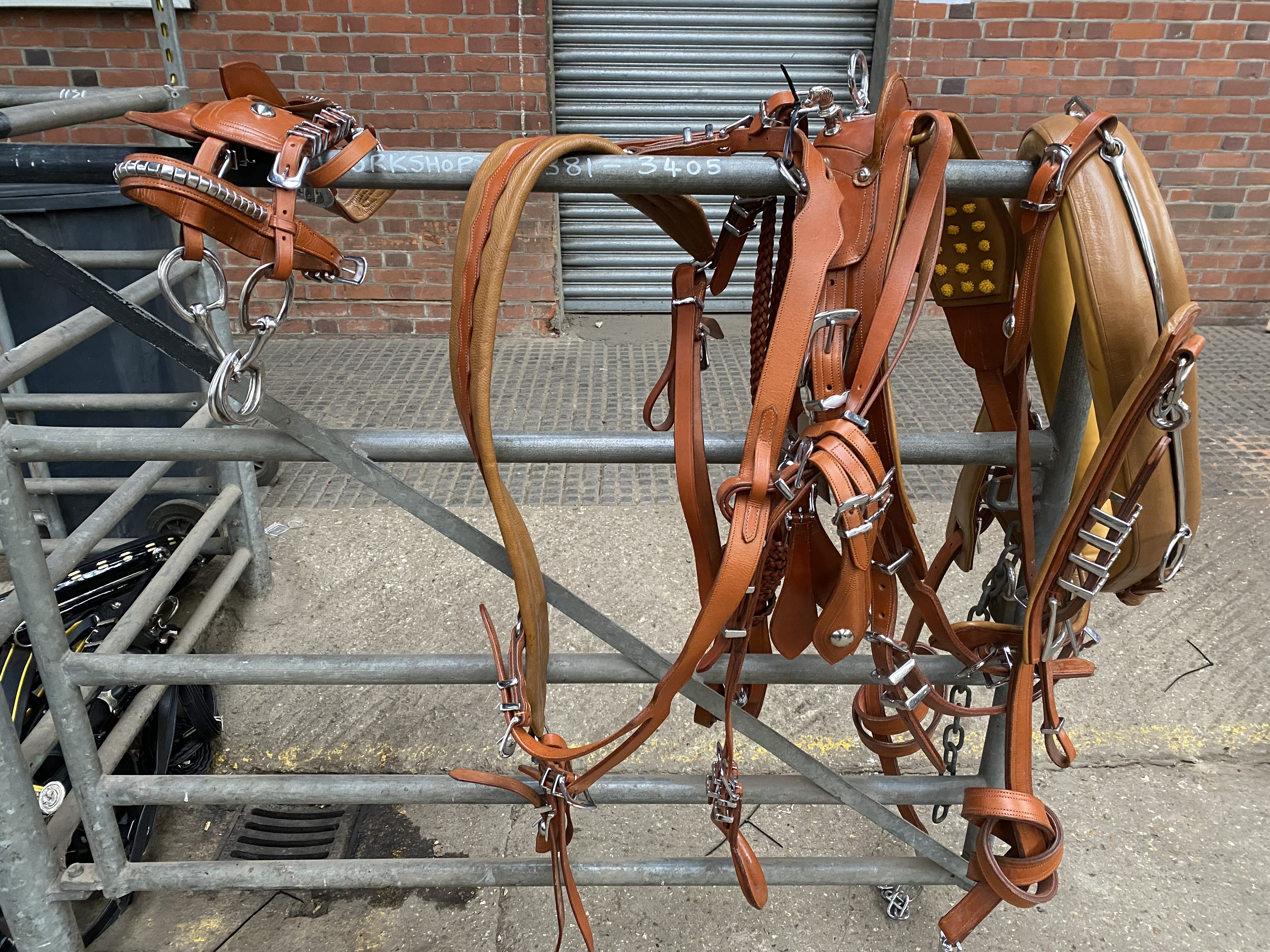 Set of brown trade harness with 22" collar and white metal fittings. This lot carries VAT. - Image 3 of 4