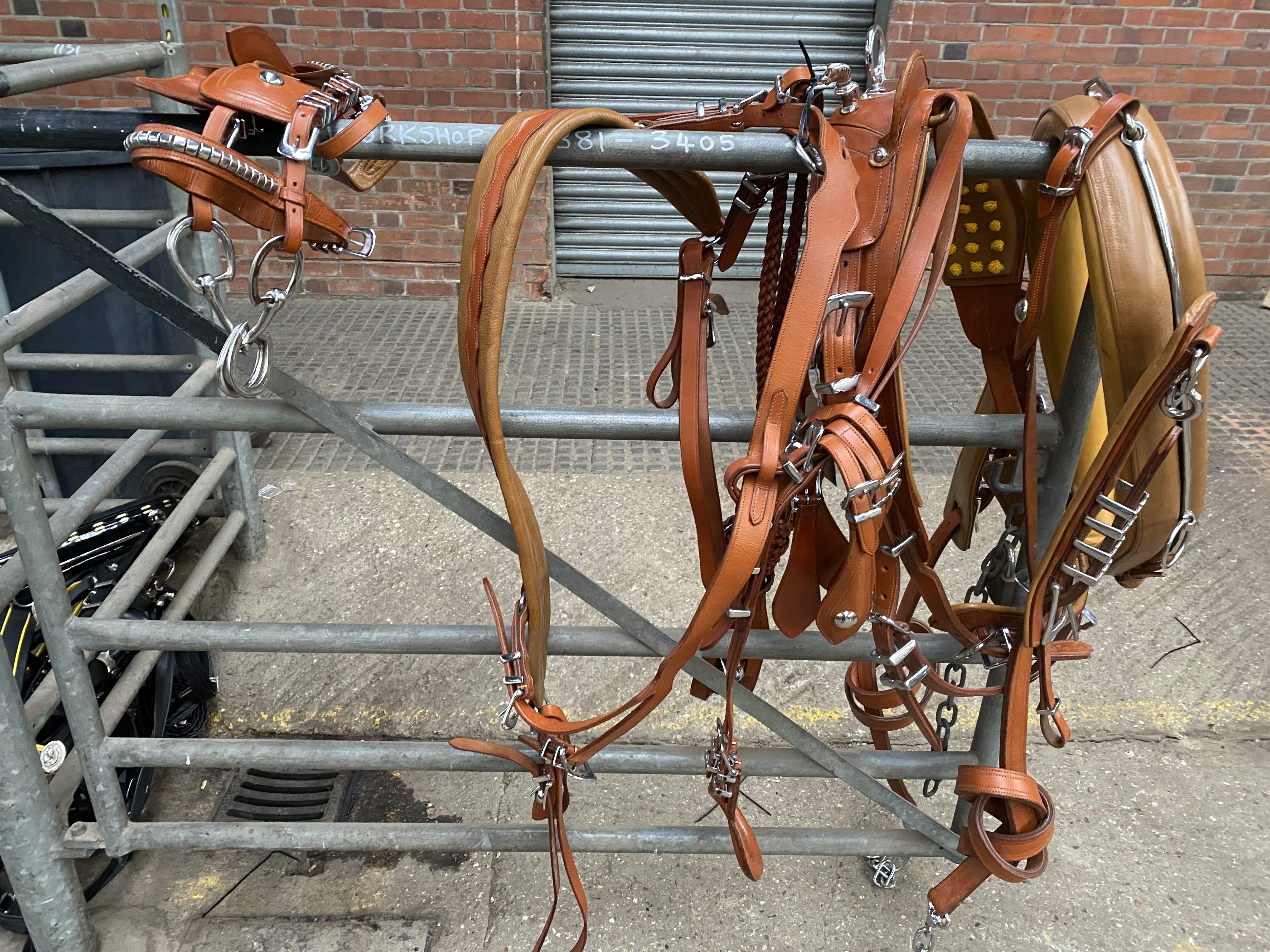 Set of brown trade harness with 22" collar and white metal fittings. This lot carries VAT. - Image 4 of 4