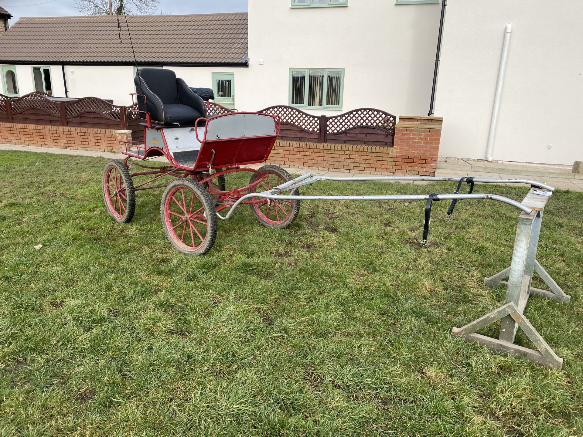EXERCISE VEHICLE built by WBR Carriages of Dunmow to suit 13.2 to 15.2hh single. Finished in grey