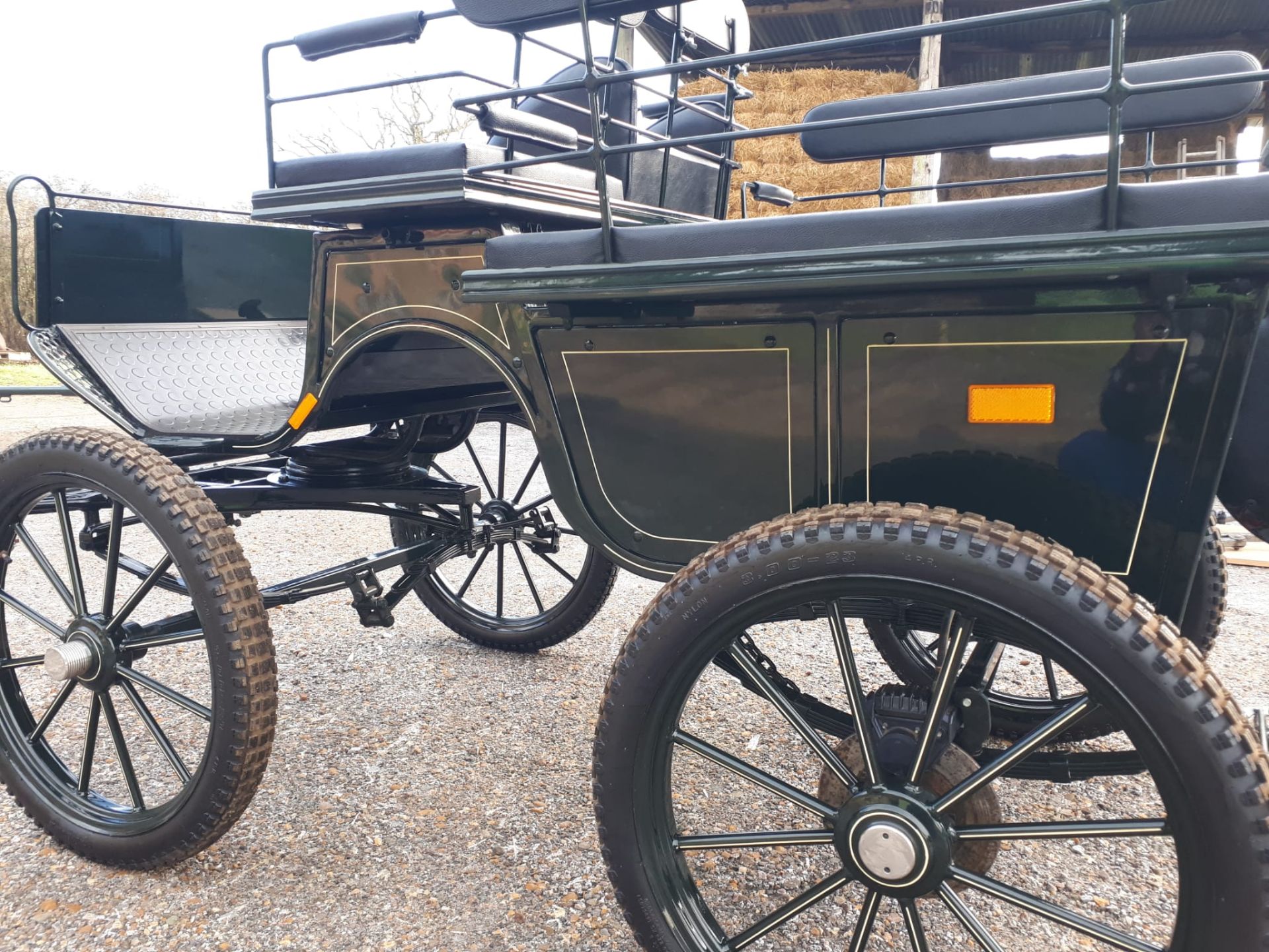 WAGONETTE to suit 14 to 16hh single or pair. Painted Brooklands green with cream lining and black - Image 4 of 5