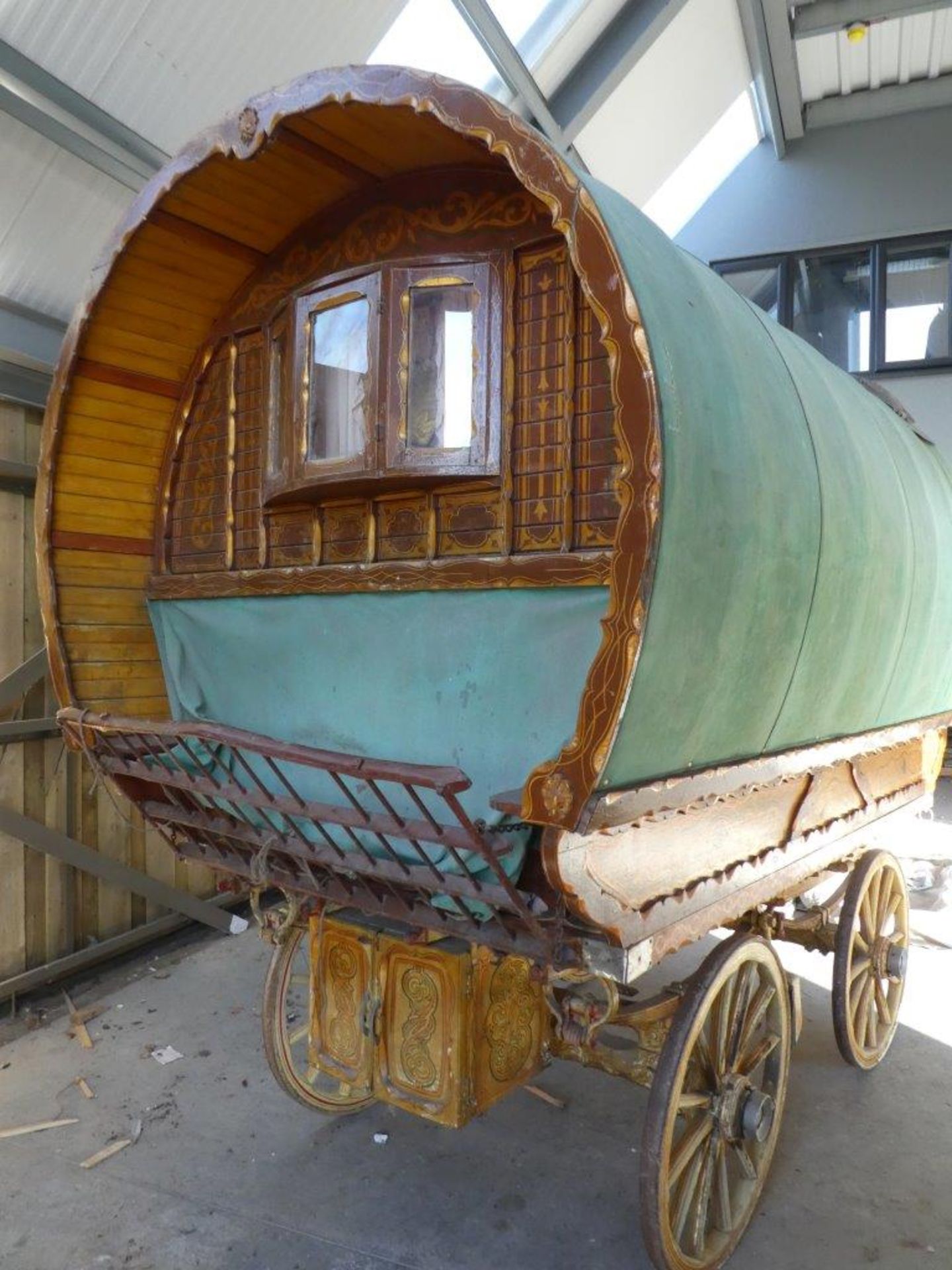 OPEN LOT CARAVAN built by N Smith of Doncaster in the late 1930s on a dray by Whittaker & Hutchinson - Image 3 of 23