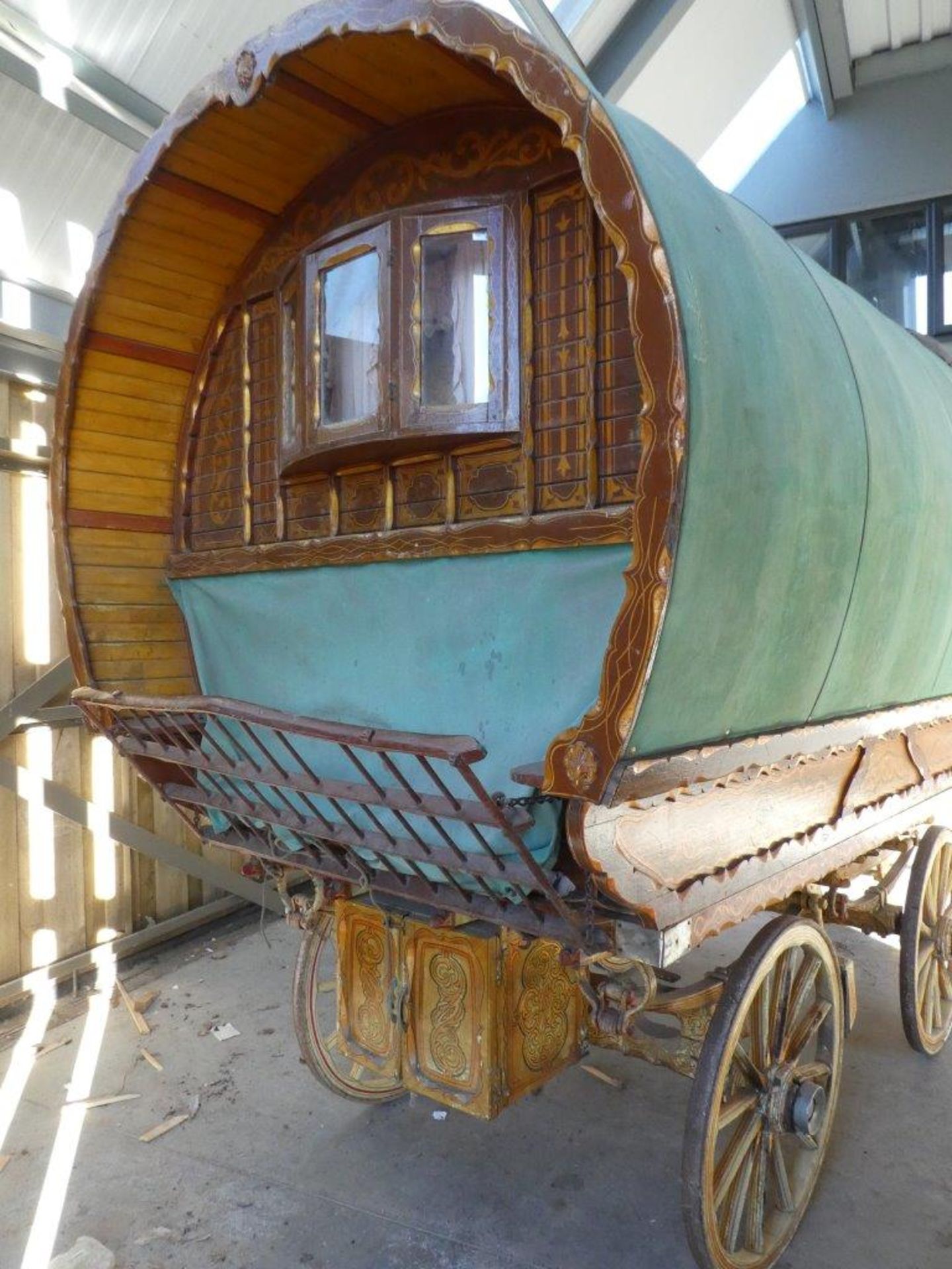 OPEN LOT CARAVAN built by N Smith of Doncaster in the late 1930s on a dray by Whittaker & Hutchinson - Image 5 of 23