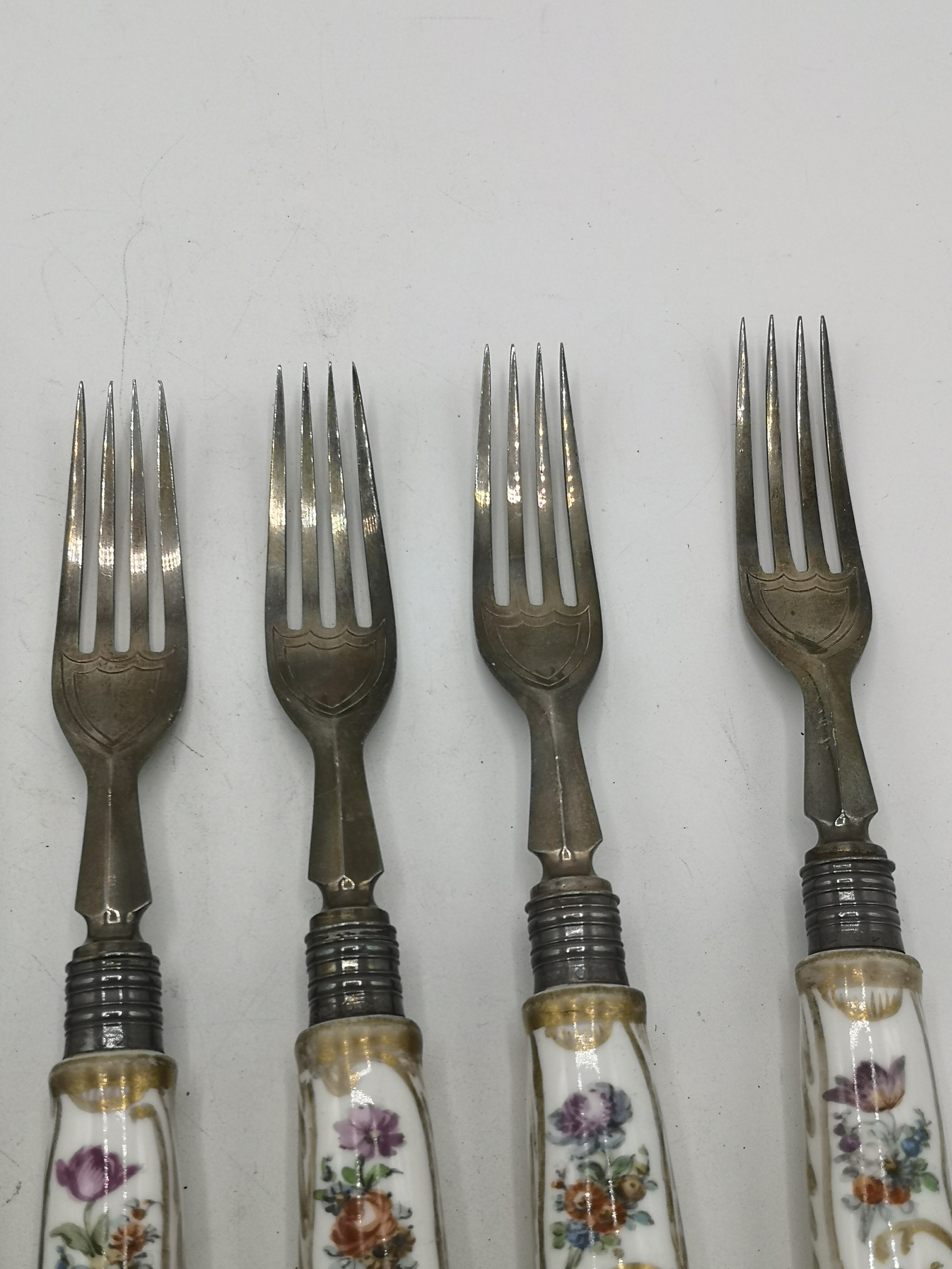 Ten fruit knives and forks with silver blades and tines - Image 11 of 19