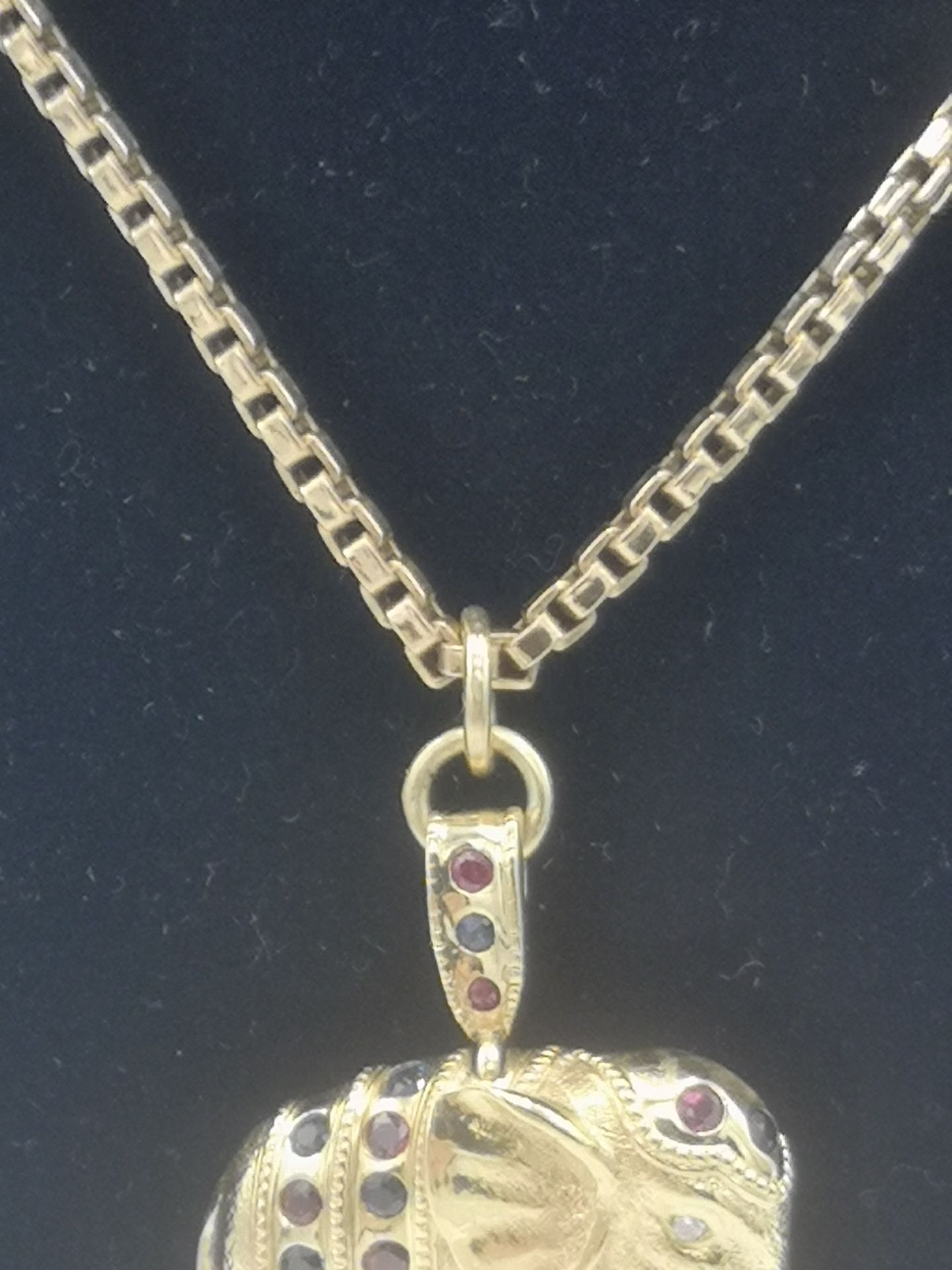 18ct gold elephant pendant set with gemstones on 18ct gold chain - Image 5 of 11