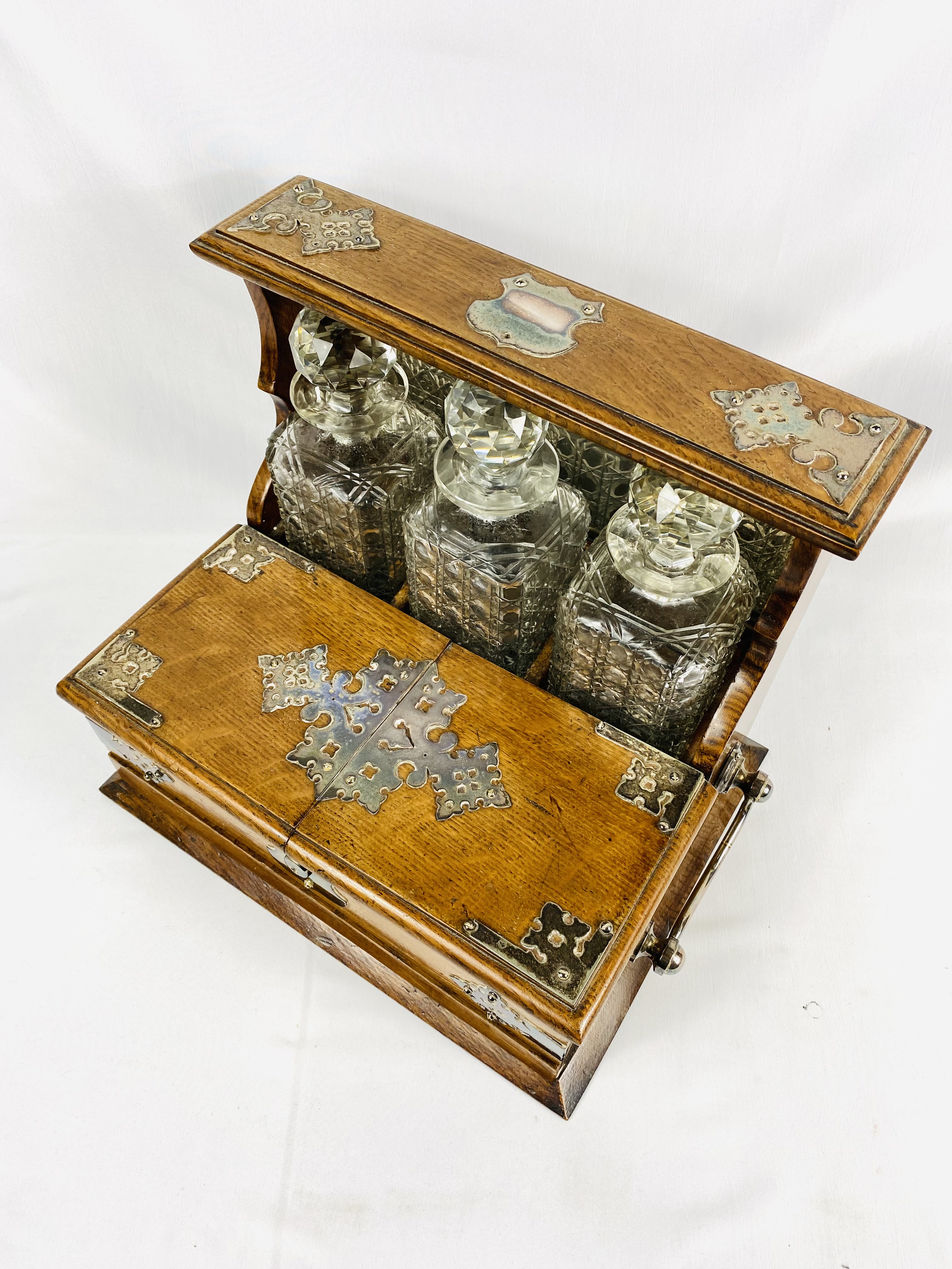 Oak tantalus with silver plate mounts - Image 7 of 7