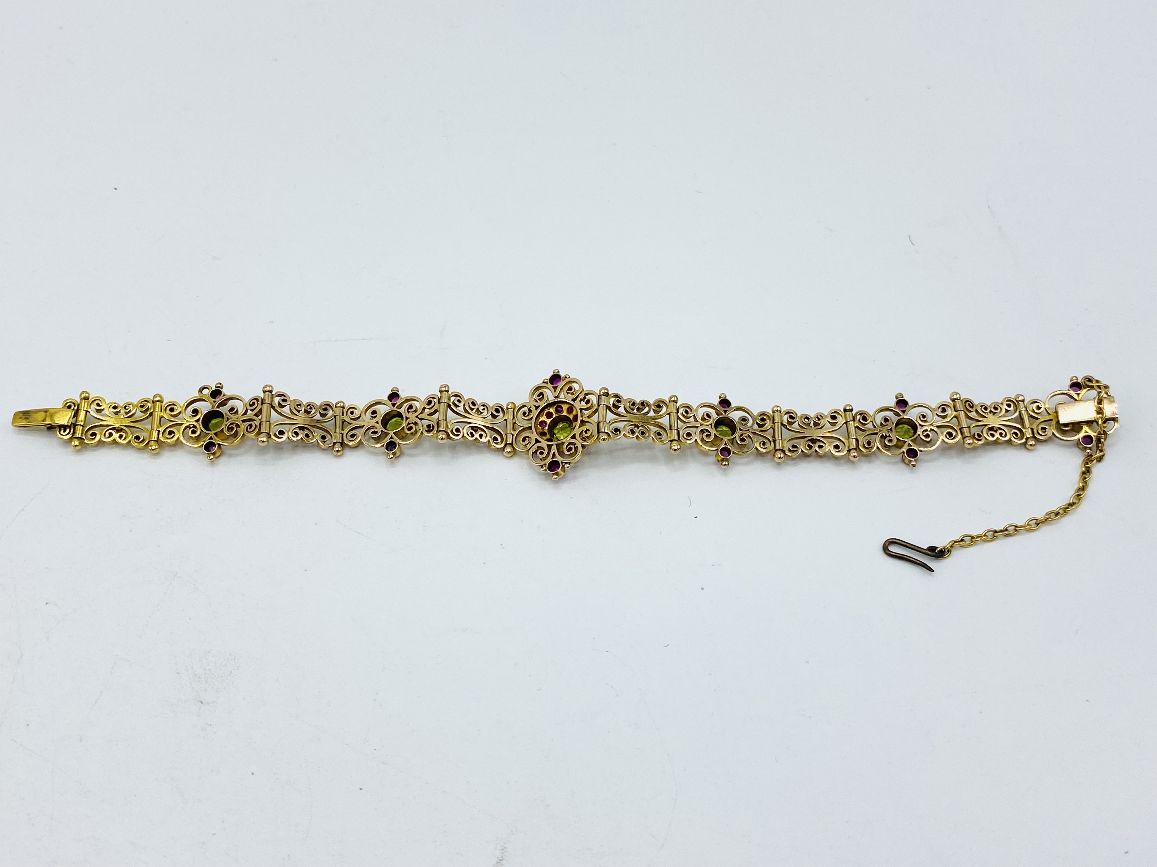 Gold filigree bracelet set with rubies and peridot - Image 8 of 9