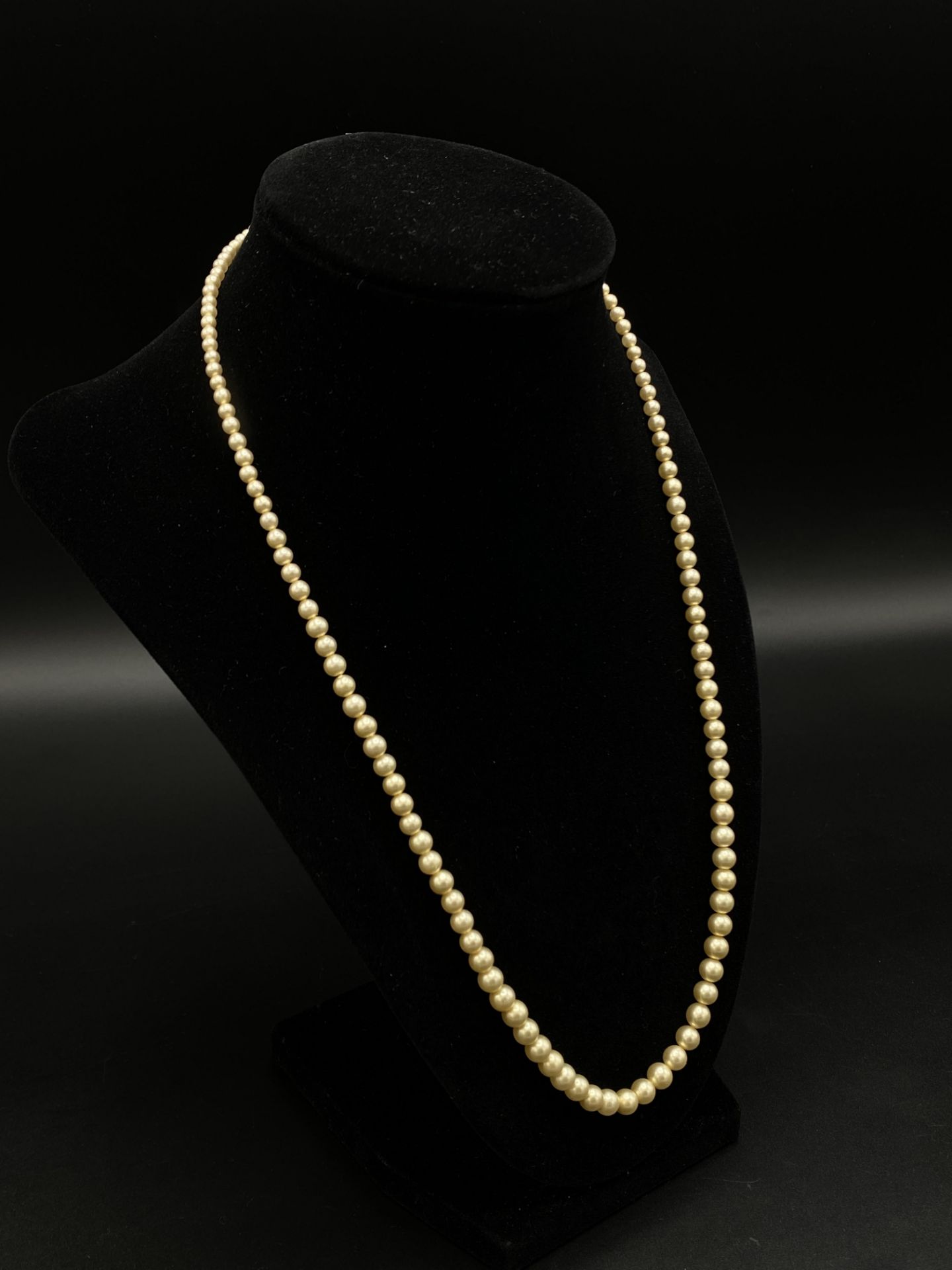 Two pearl necklaces with gold clasps - Image 7 of 9