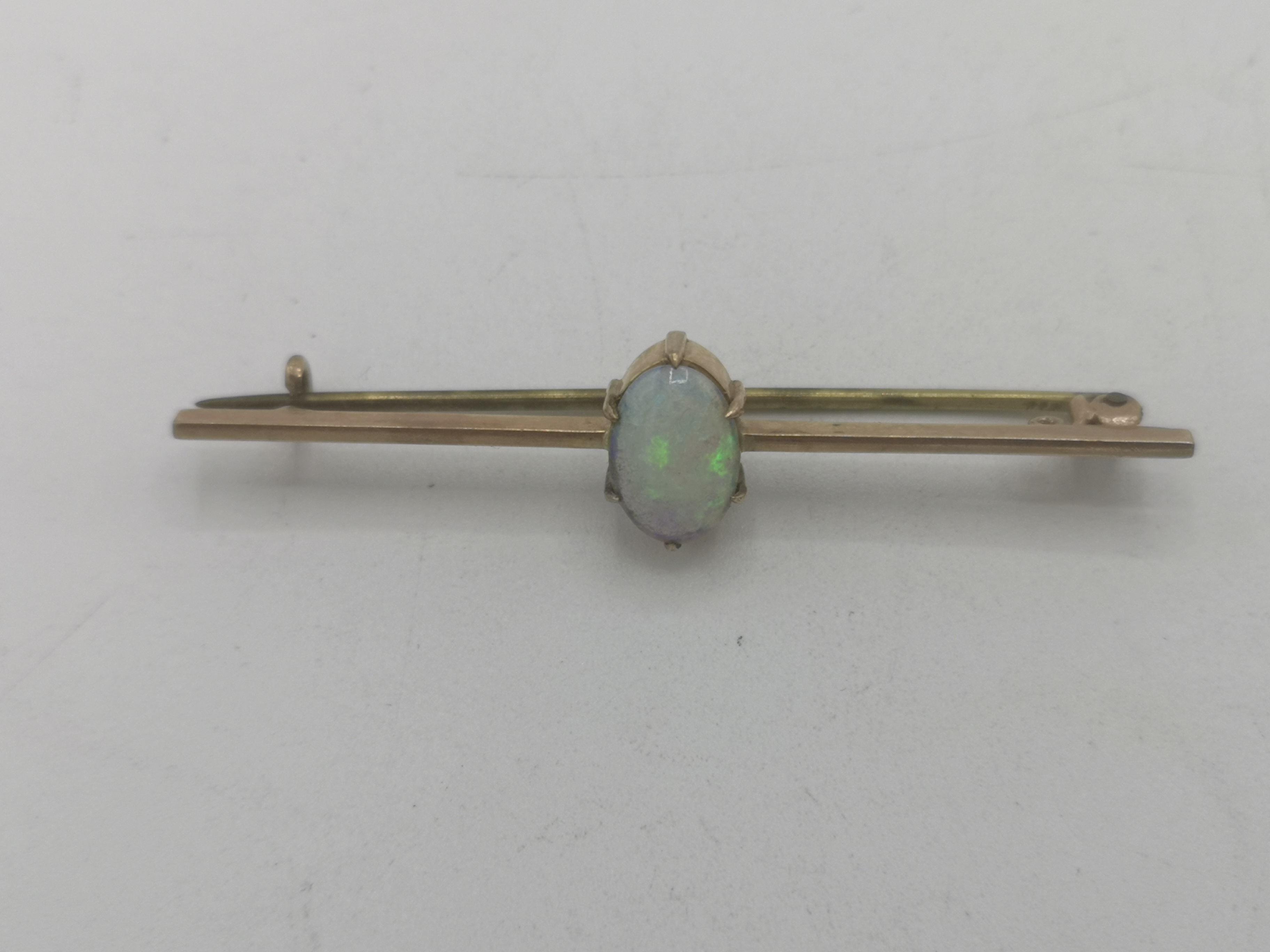 9ct gold brooch, yellow metal bar brooch and a white metal ring - Image 3 of 11
