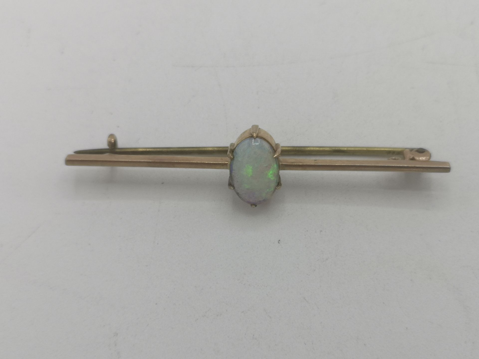 9ct gold brooch, yellow metal bar brooch and a white metal ring - Image 3 of 11