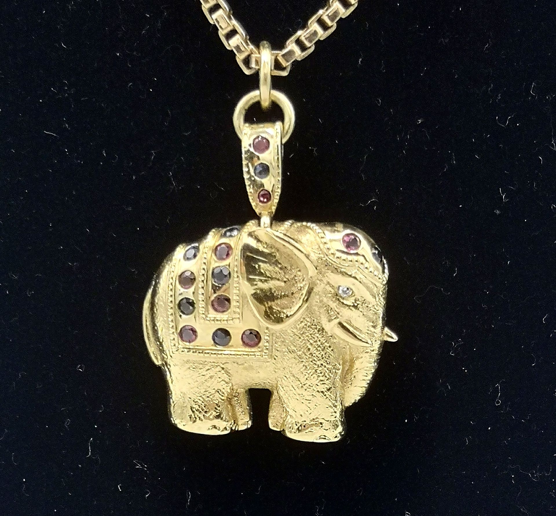 18ct gold elephant pendant set with gemstones on 18ct gold chain - Image 11 of 11