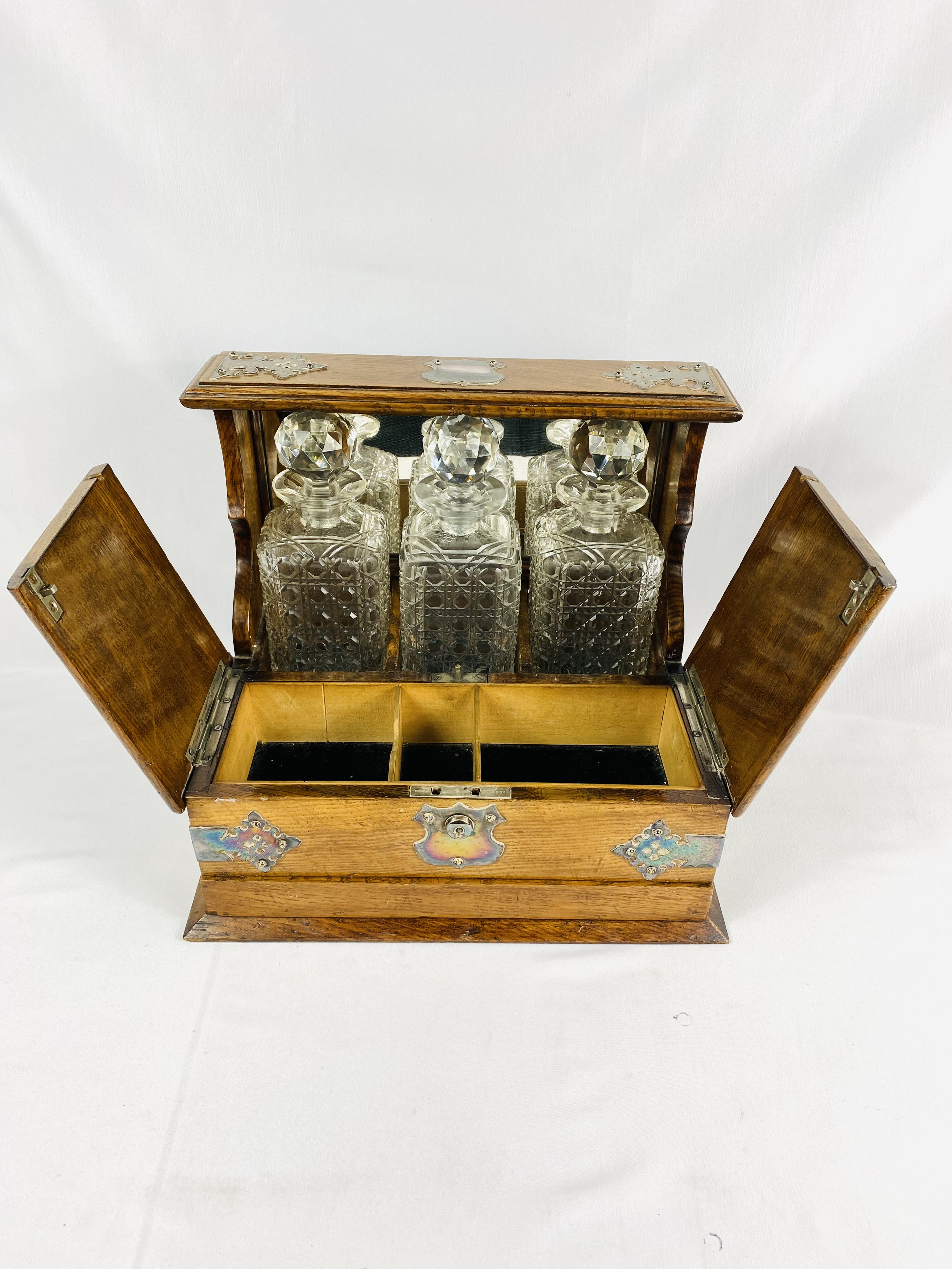 Oak tantalus with silver plate mounts - Image 2 of 7