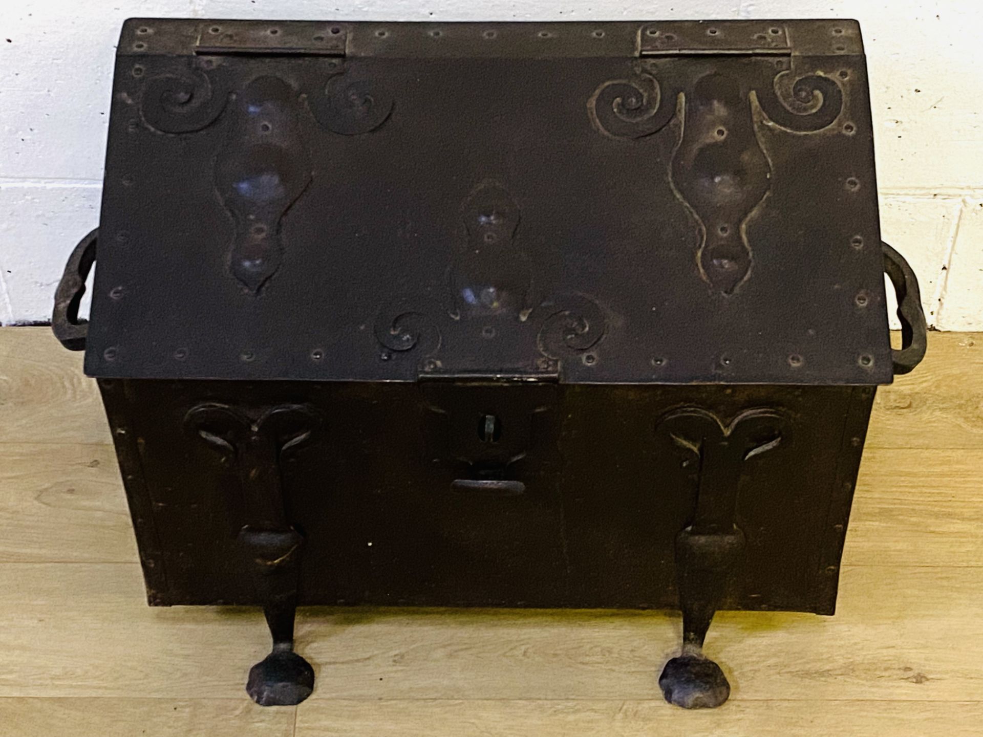Arts and Crafts style steel coal box - Image 3 of 5