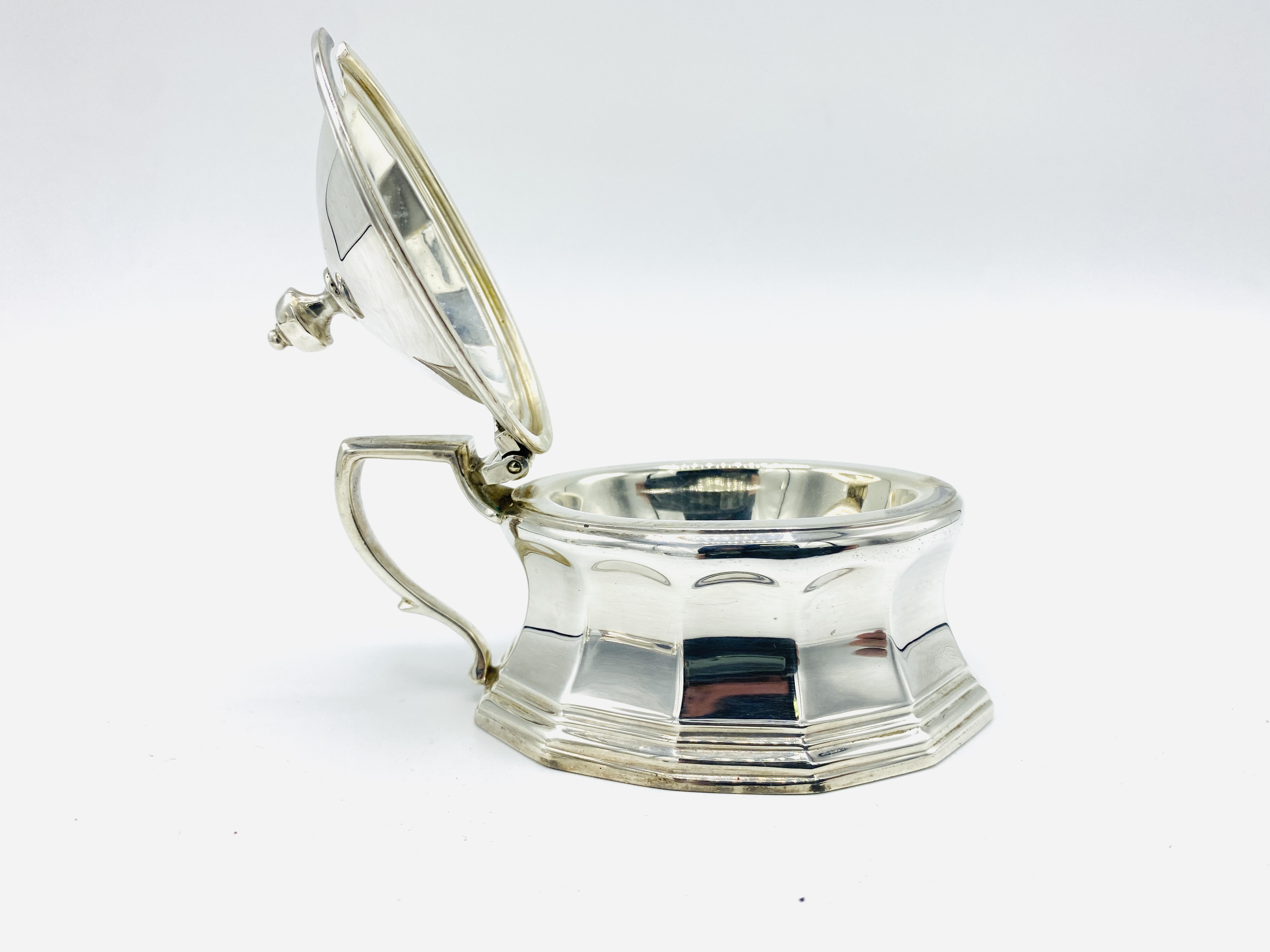 A silver trencher style cruet set by Charles & Richard Comyns, London 1921 - Image 8 of 9