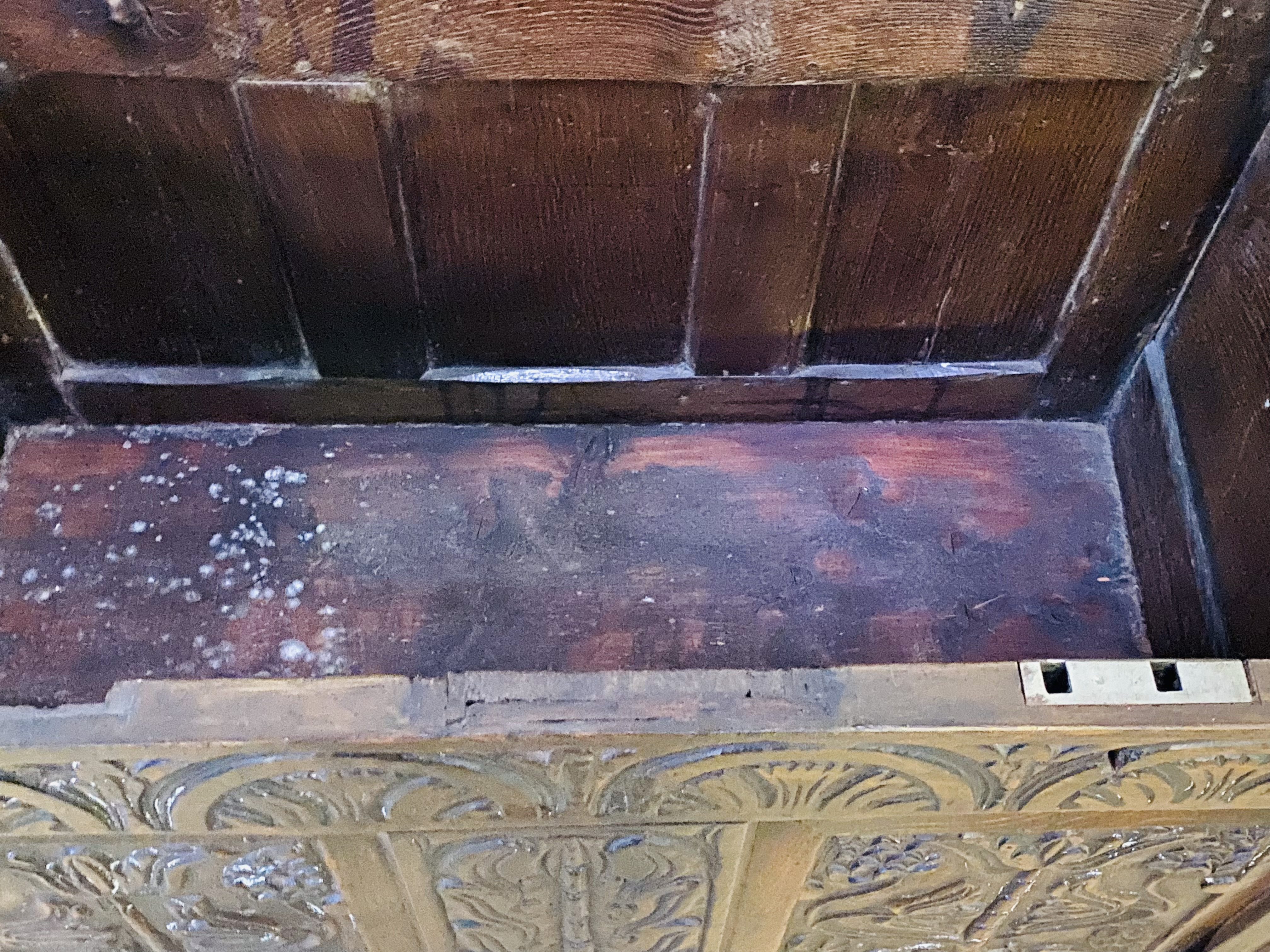 Oak chest with carved panels to front - Image 5 of 6