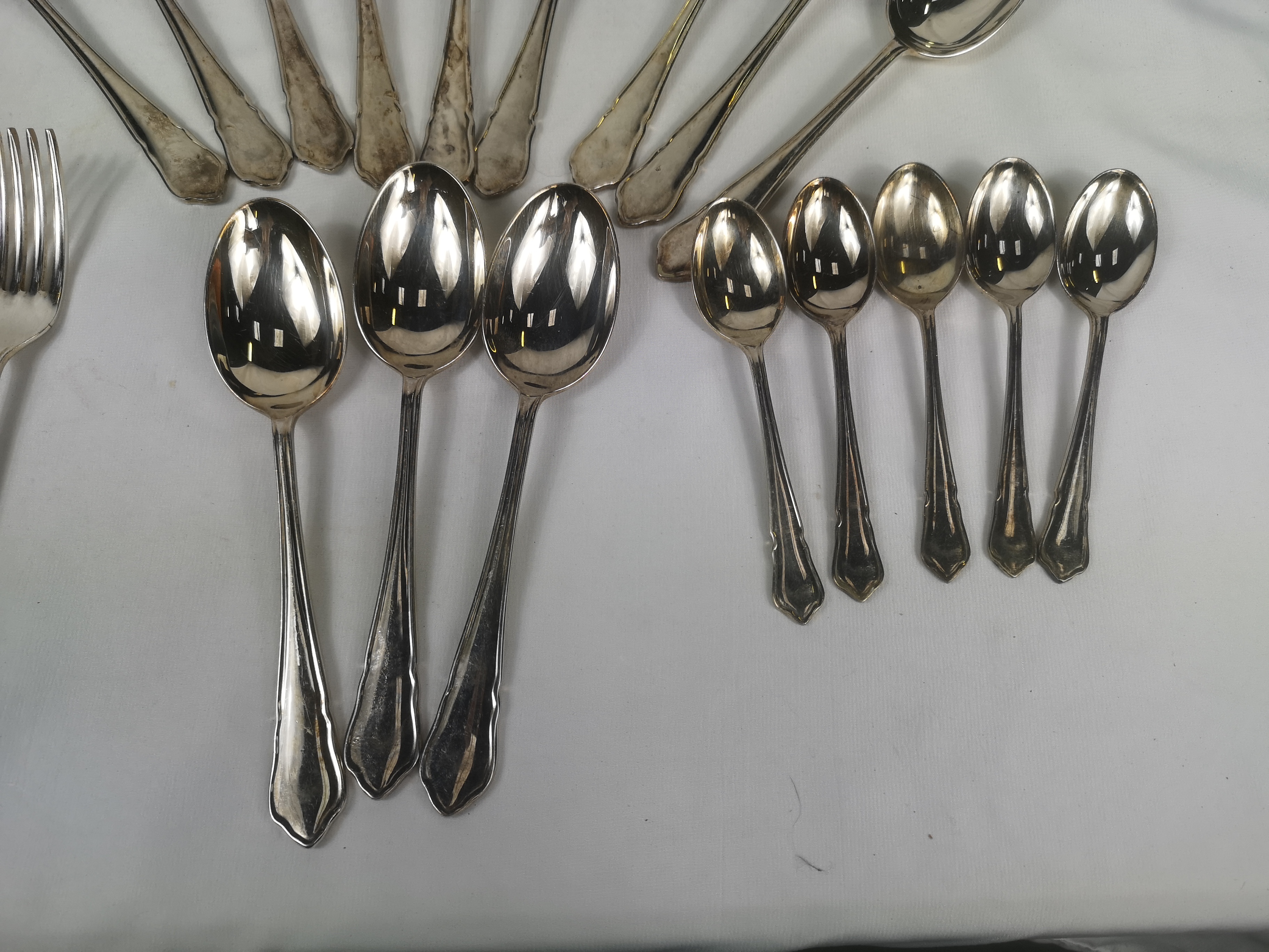 A canteen of silver plate cutlery - Image 10 of 11