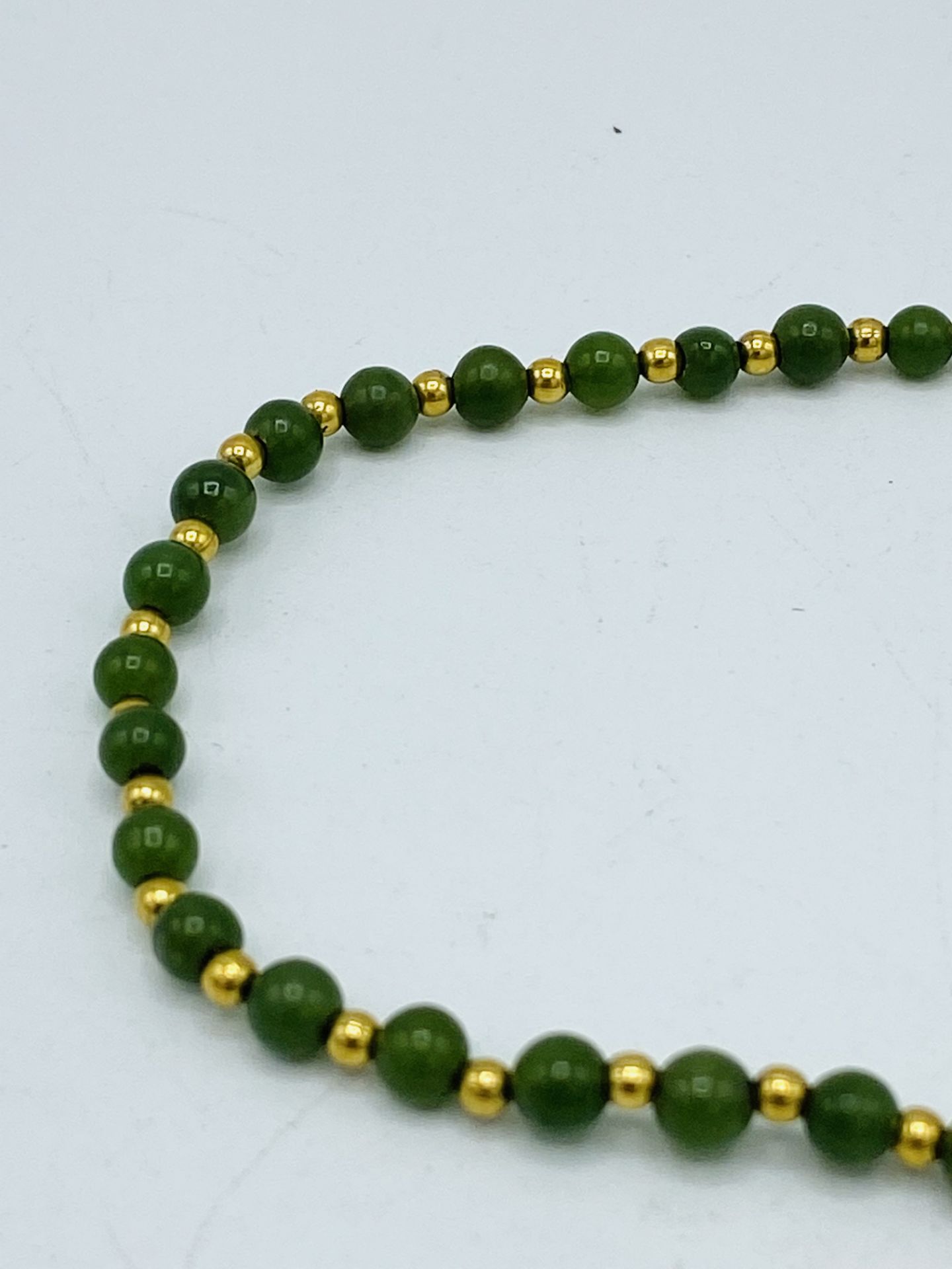 18ct gold and jade bead necklace - Image 3 of 4