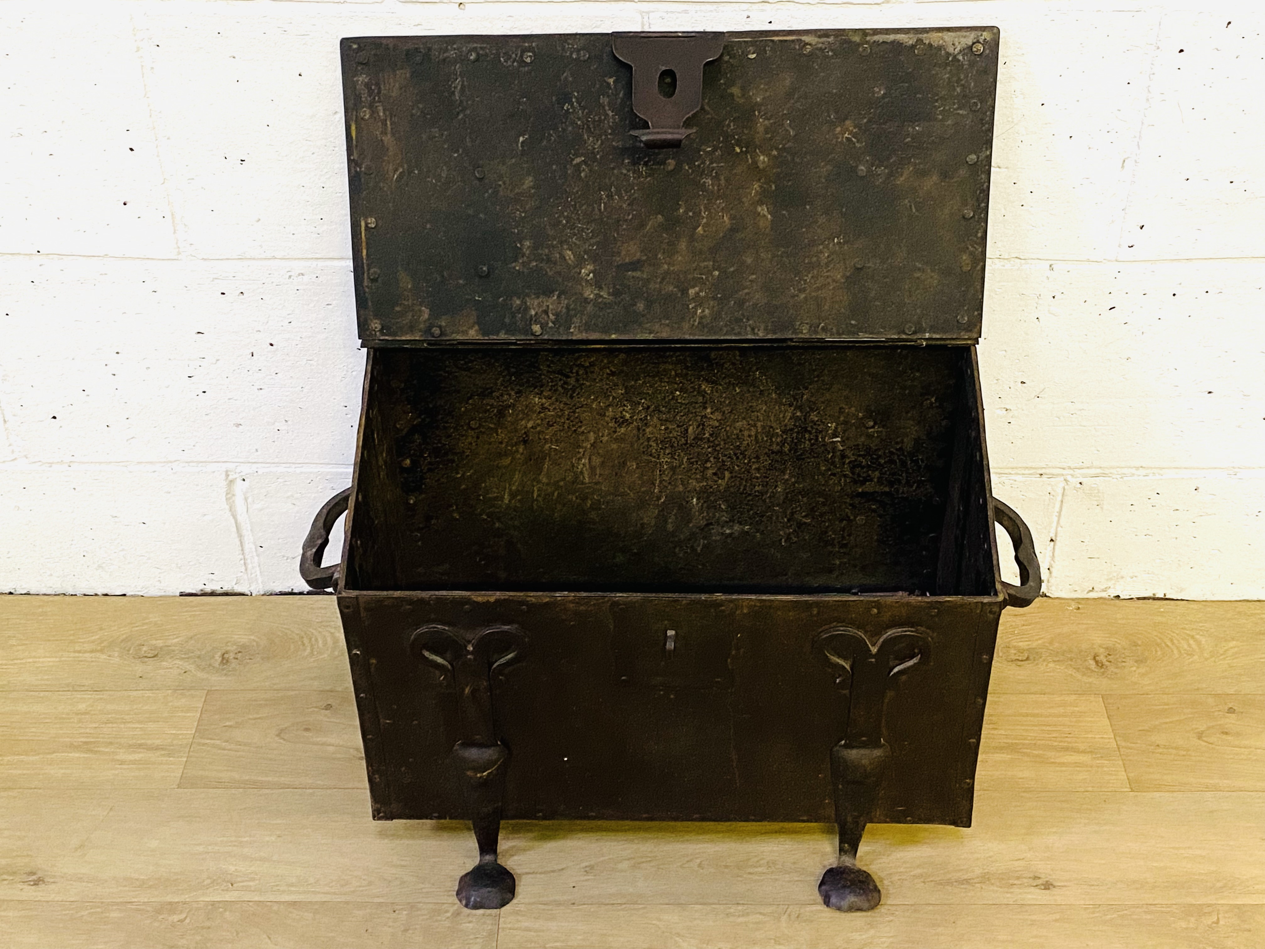 Arts and Crafts style steel coal box - Image 5 of 5