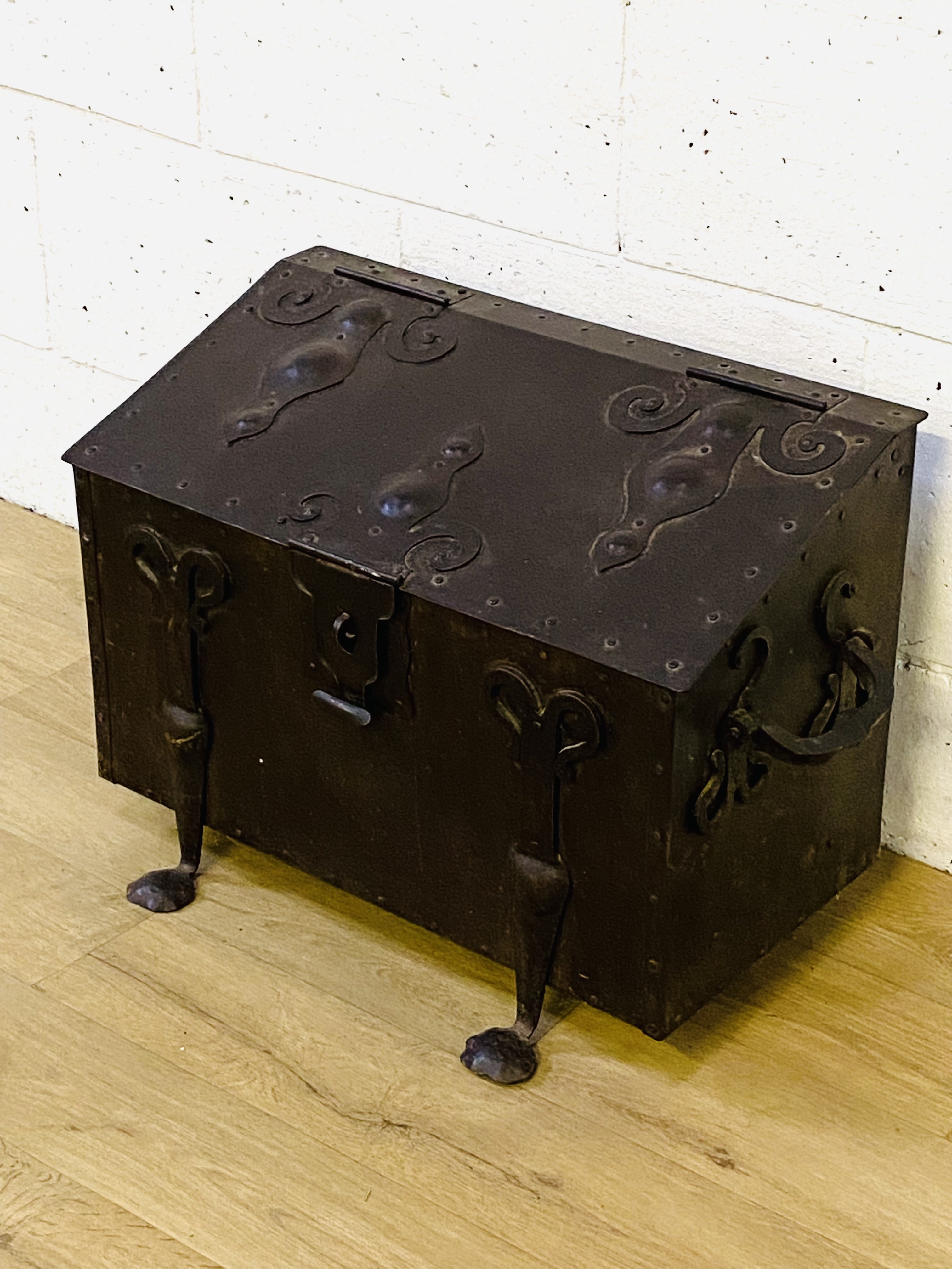 Arts and Crafts style steel coal box - Image 2 of 5