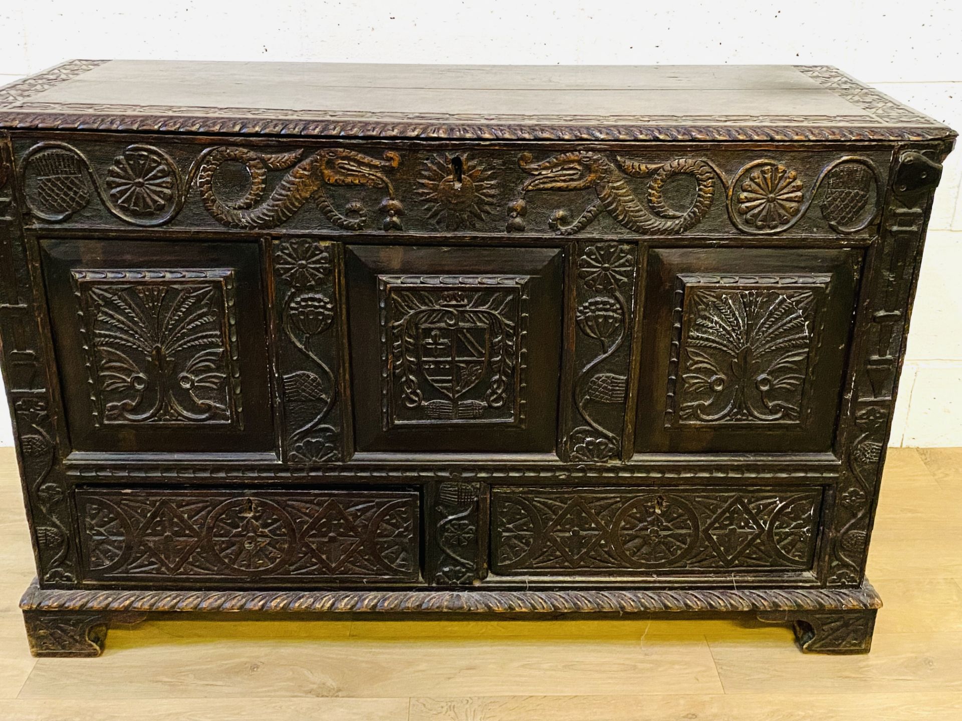 18th century carved oak mule chest - Image 5 of 7