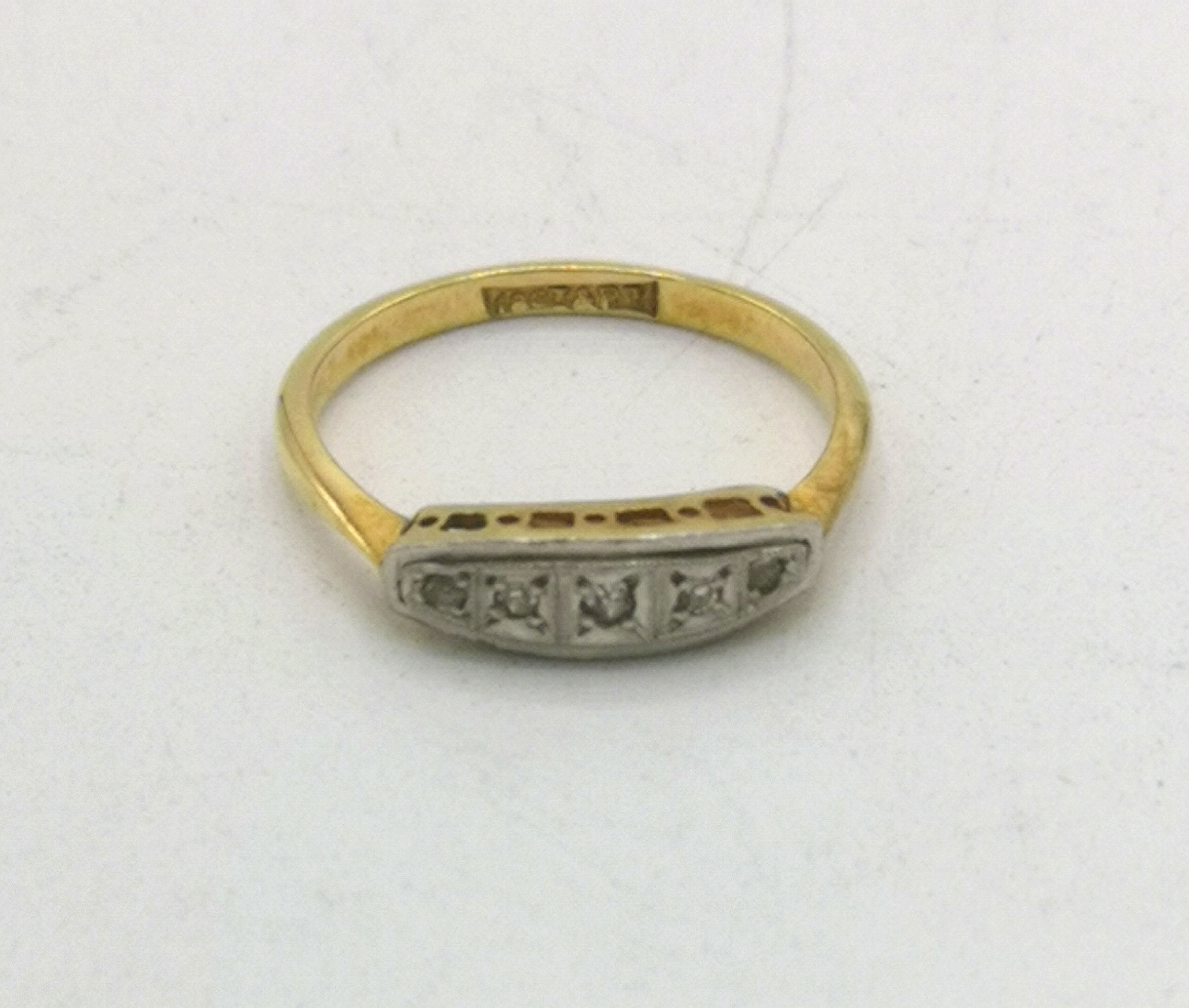 18ct gold ring set with five diamonds - Image 2 of 5