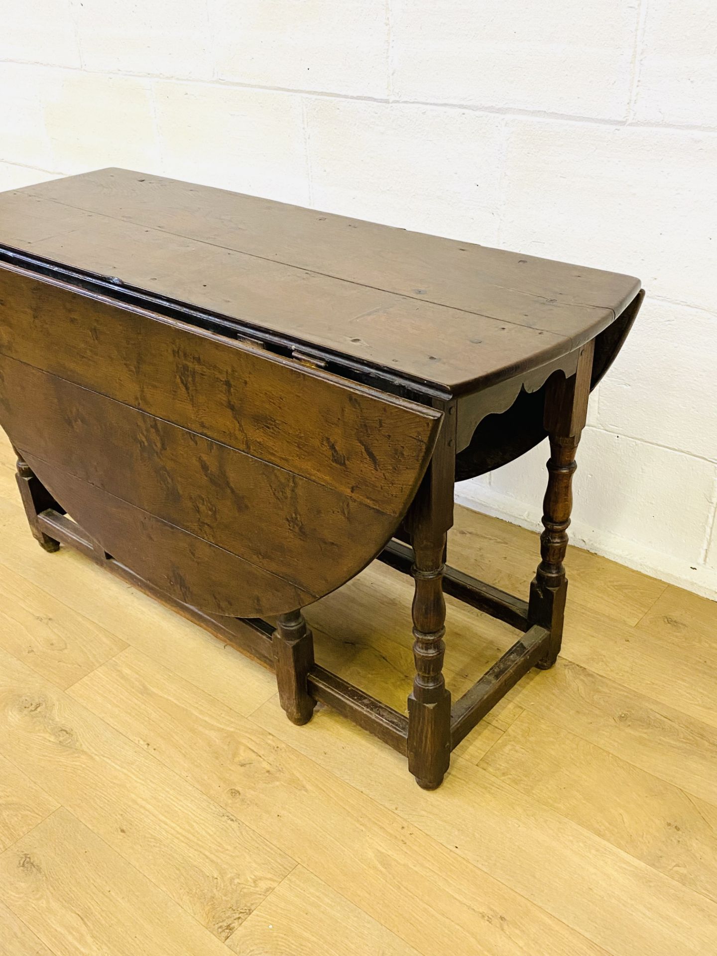 Oak gateleg table - Image 2 of 7