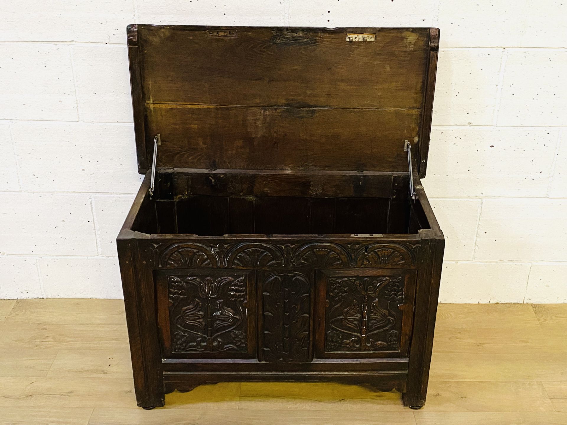 Oak chest with carved panels to front - Image 4 of 6