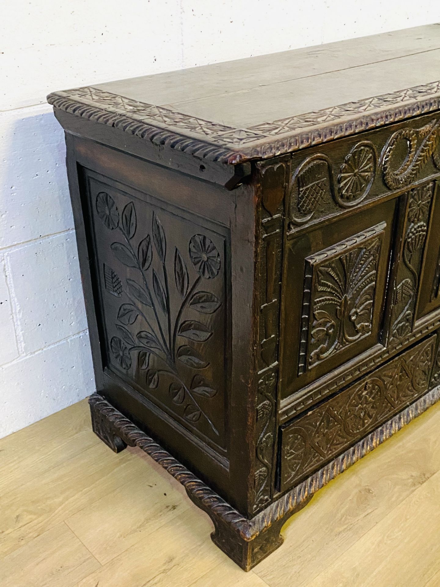 18th century carved oak mule chest - Image 4 of 7