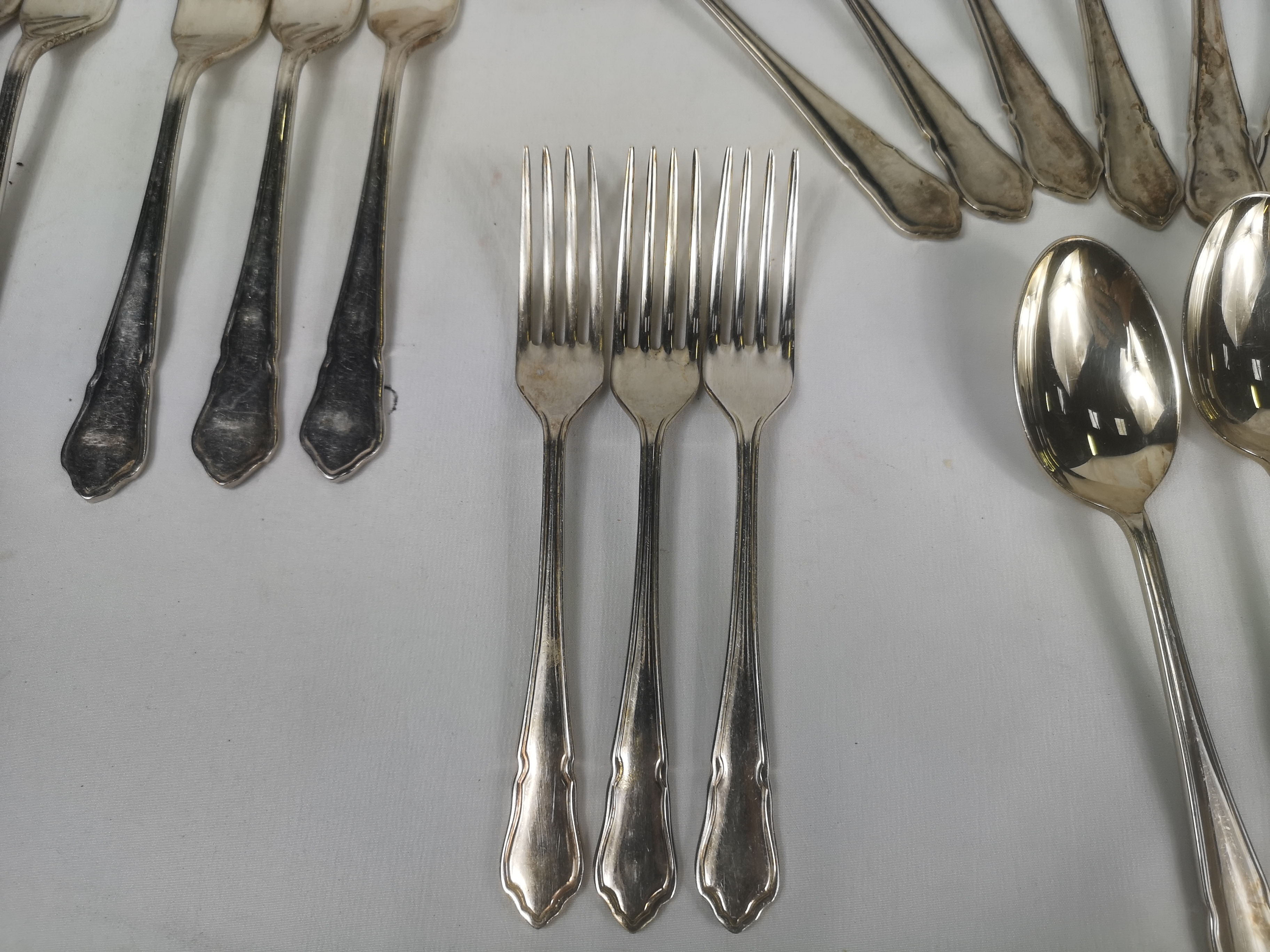 A canteen of silver plate cutlery - Image 9 of 11