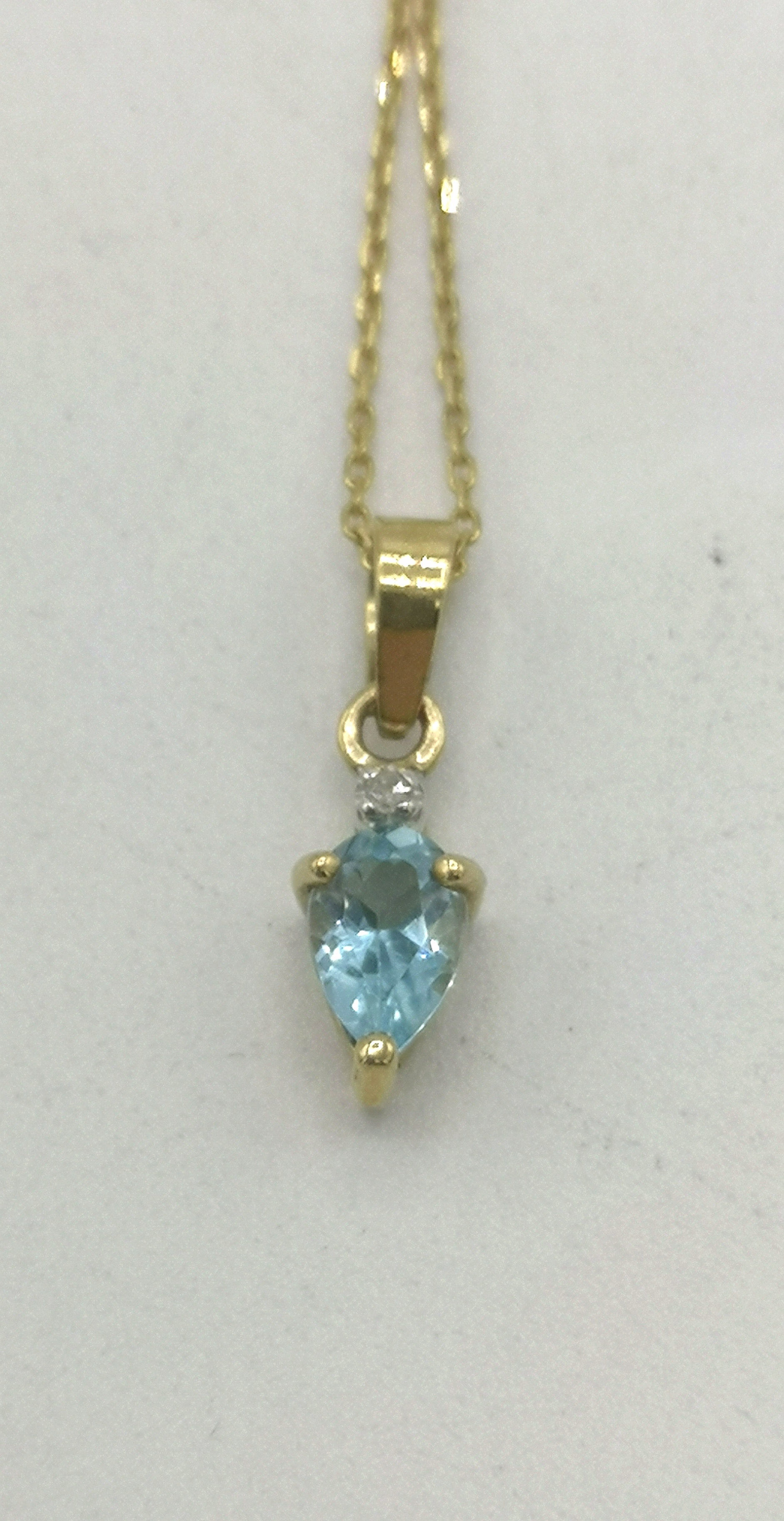 9ct gold chain and pendant set with an aquamarine and diamond - Image 3 of 4