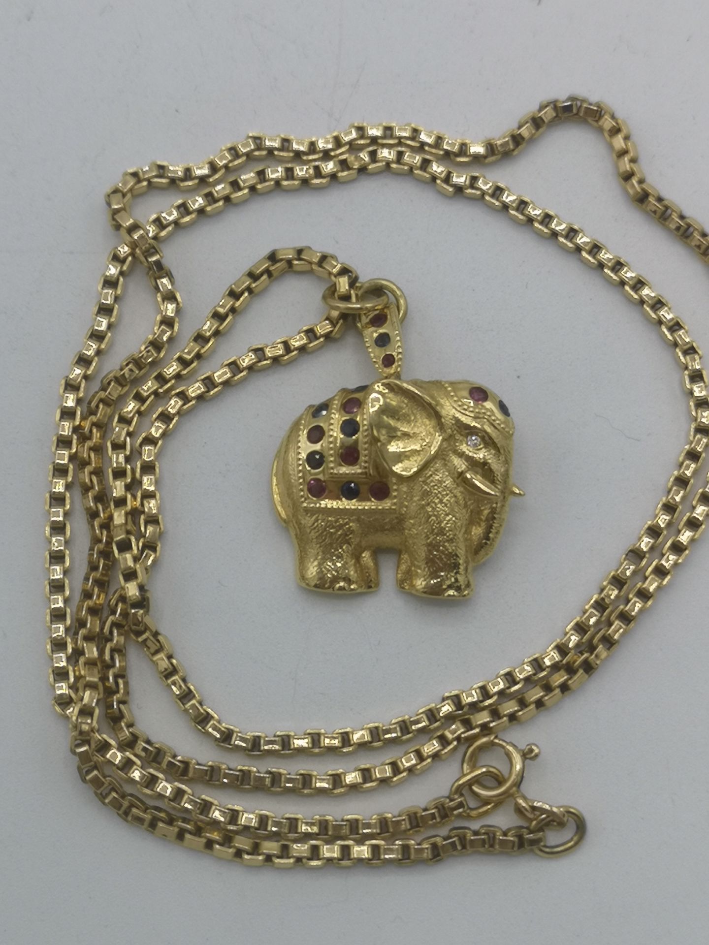 18ct gold elephant pendant set with gemstones on 18ct gold chain - Image 8 of 11