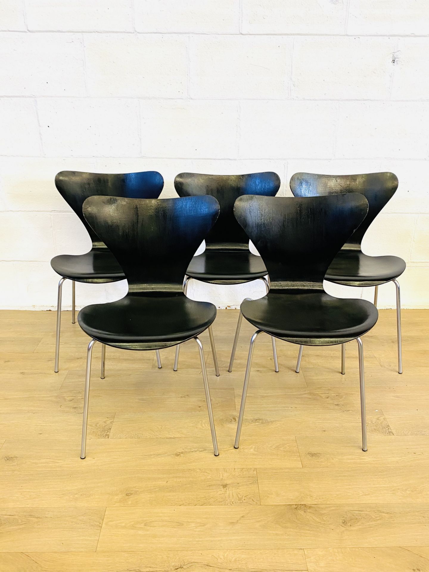 Five black Fritz Hansen chairs - Image 4 of 6