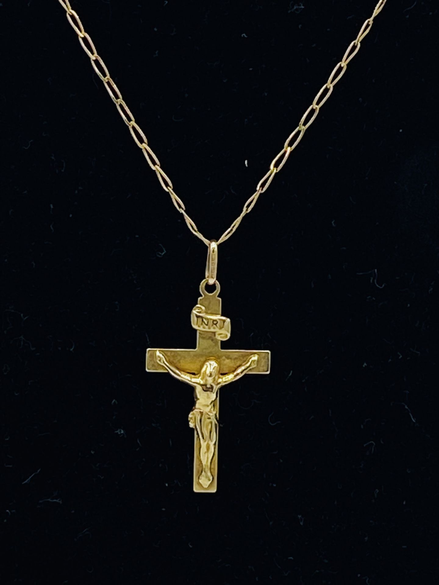 9ct gold crucifix on 9ct gold chain - Image 2 of 6