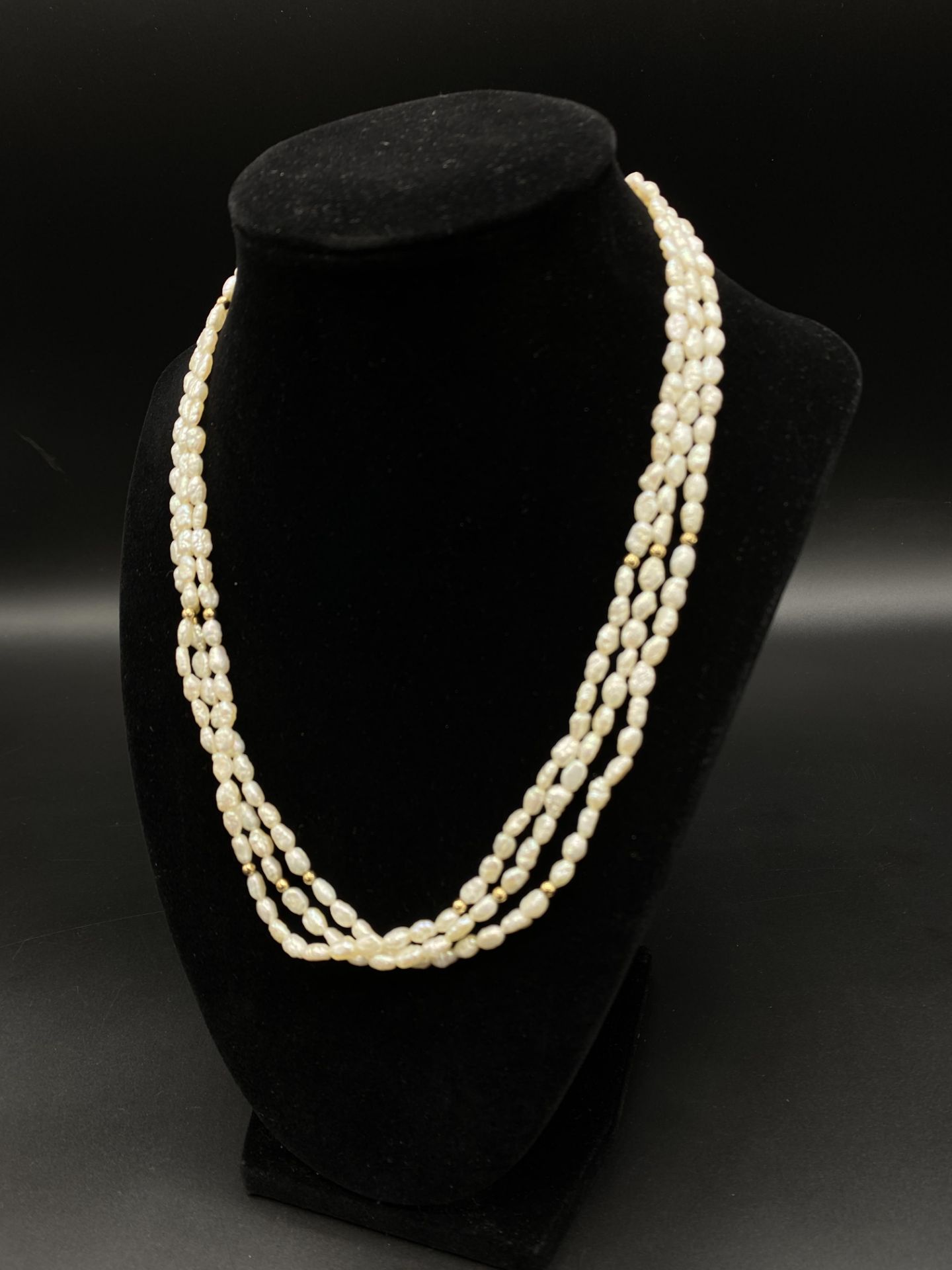 Two pearl necklaces with gold clasps - Image 3 of 9