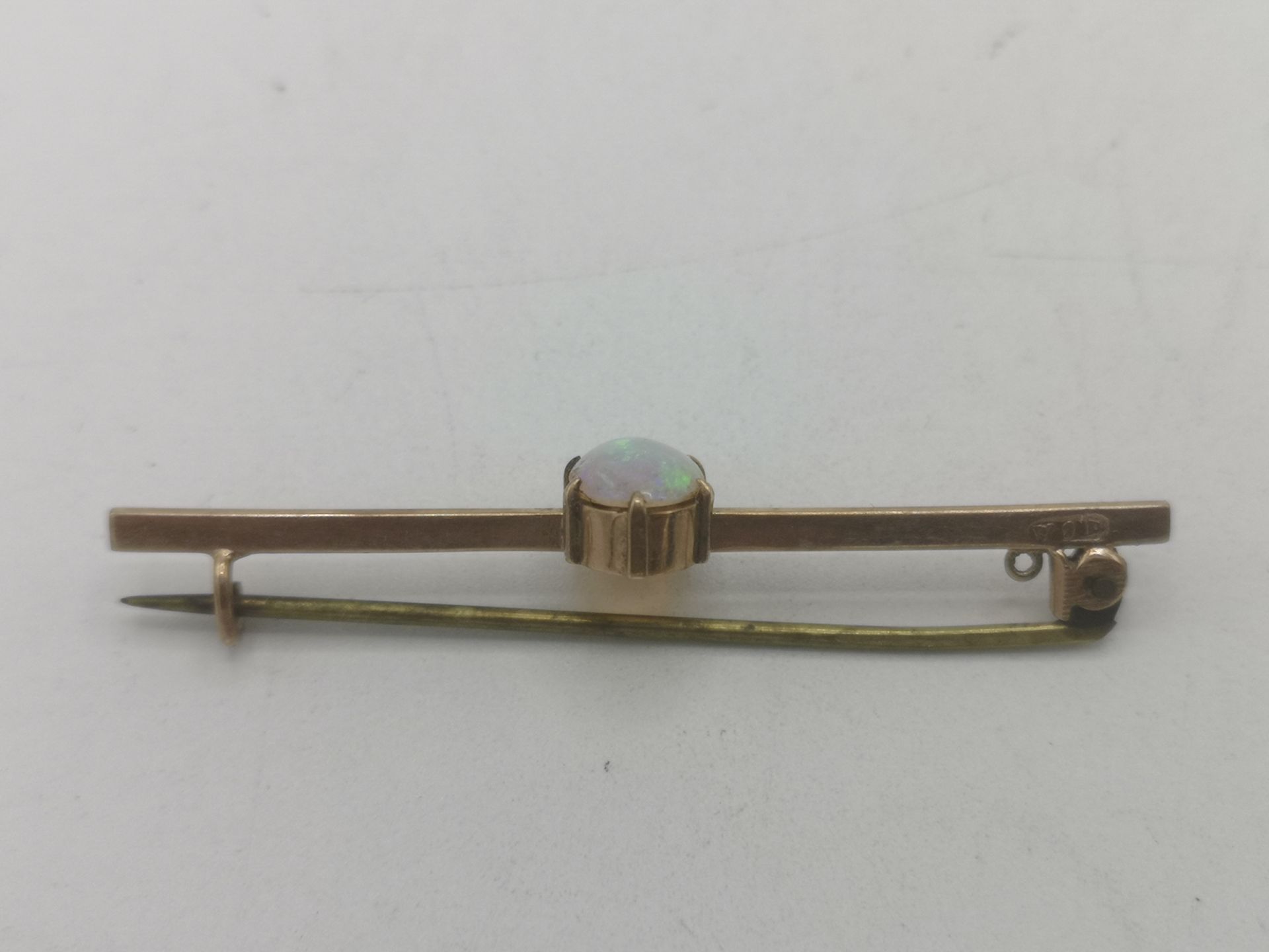 9ct gold brooch, yellow metal bar brooch and a white metal ring - Image 4 of 11